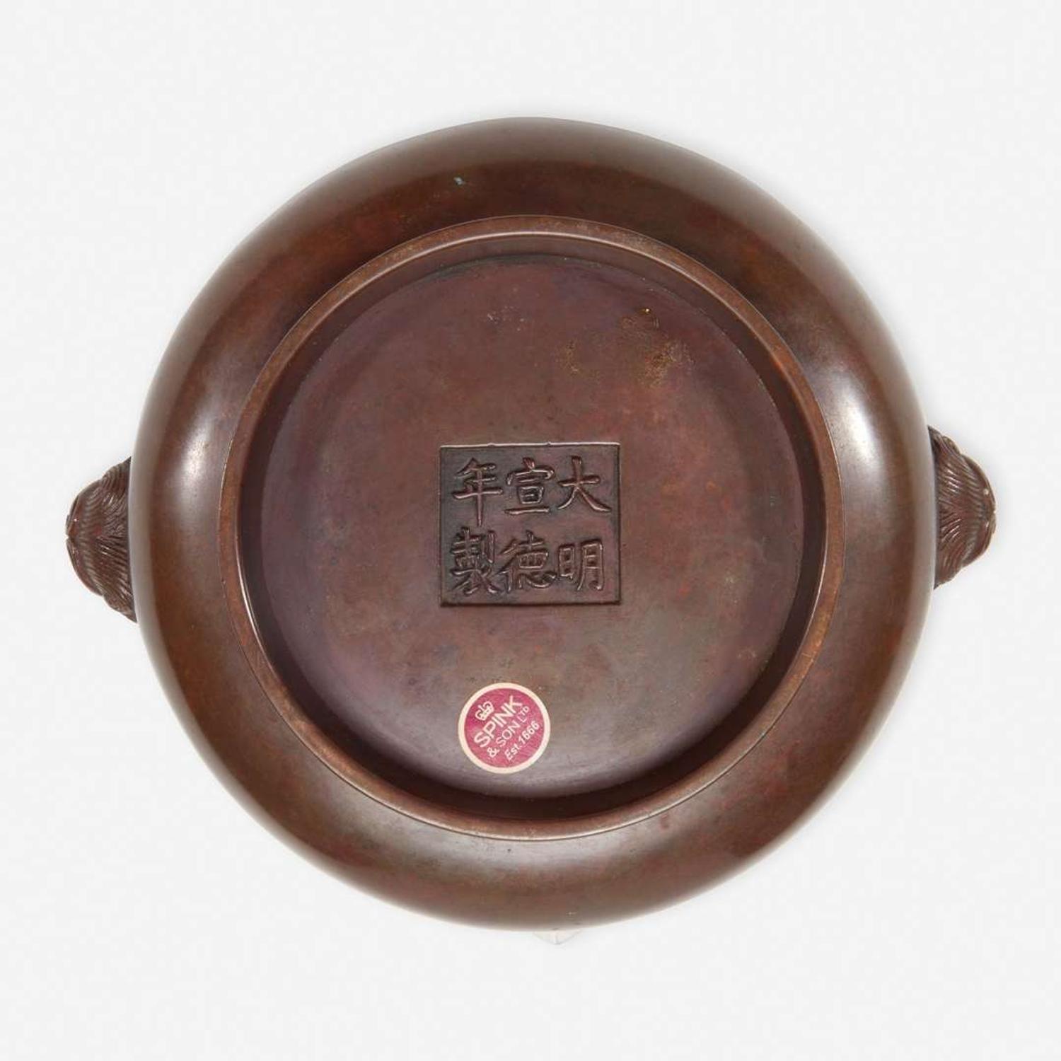 A Chinese patinated bronze circular censer 铜香炉