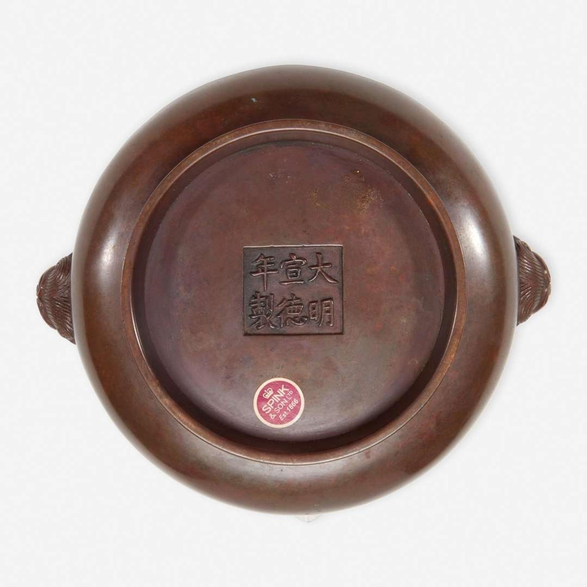 A Chinese patinated bronze circular censer 铜香炉