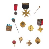 [Militaria] Group of 13 pinbacks and medals for service with the 7th N.Y. National Guard, including 10K gold charm