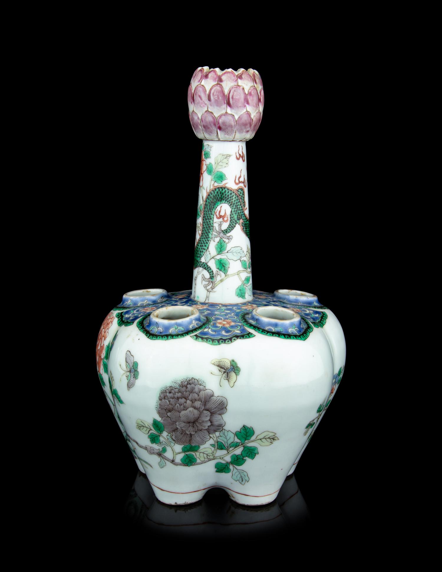 A Chinese Export Famille Verte Porcelain Six Spouted Tulip Vase