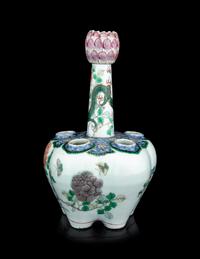 A Chinese Export Famille Verte Porcelain Six Spouted Tulip Vase