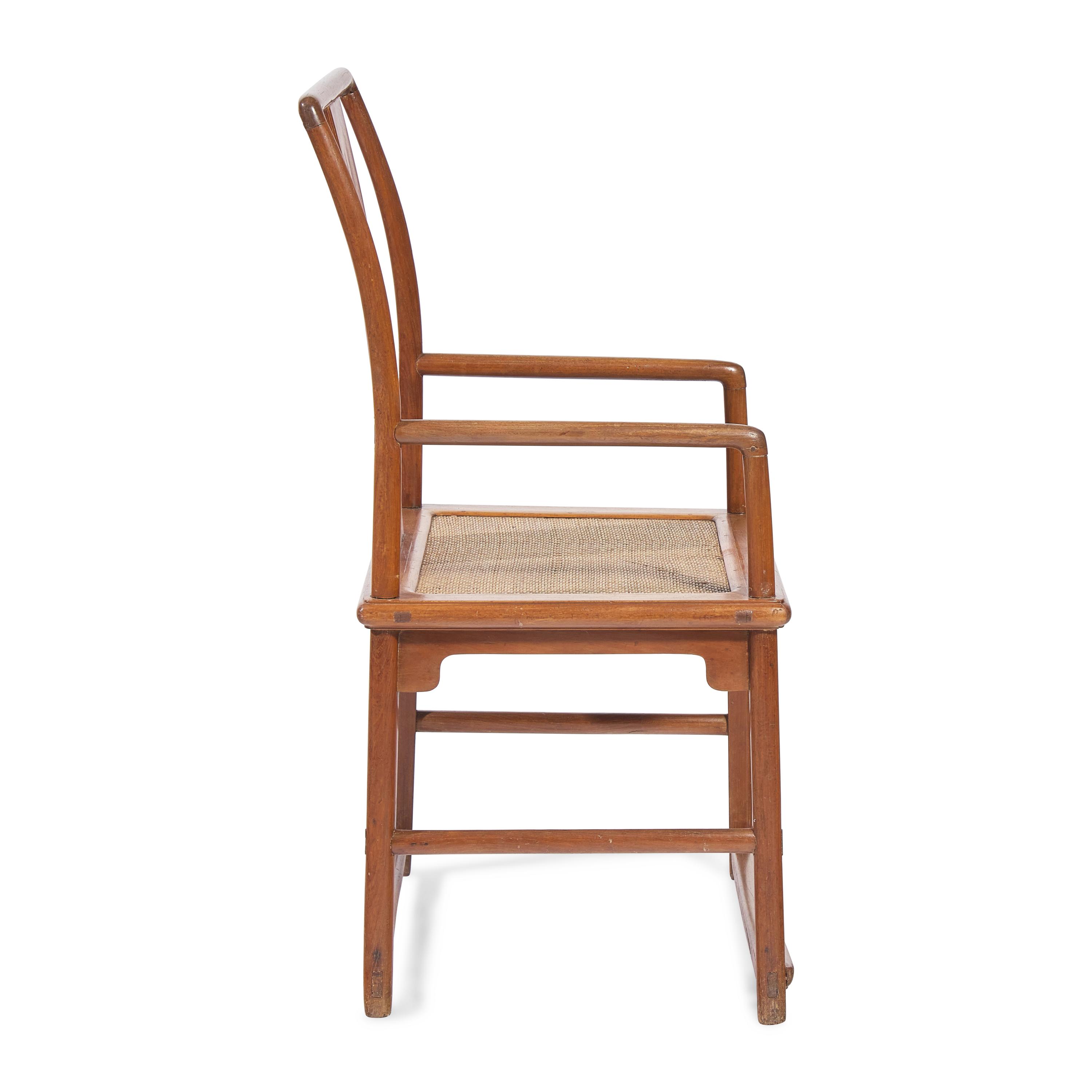 A Chinese Huanghuali Official's Armchair, Nanguanmaoyi, 18th/19th Century 清中期 黃花梨南官帽椅