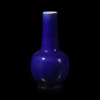 A Large Chinese Blue Glazed Porcelain Bottle Vase, Late 19th Century 清晚期 寶石藍釉直頸瓶