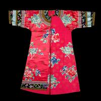 A Chinese Red Ground Embroidered Silk Manchu Lady's Informal Robe, Changyi, Late 19th Century 清晚期 桃紅緞綉牡丹團壽紋氅衣