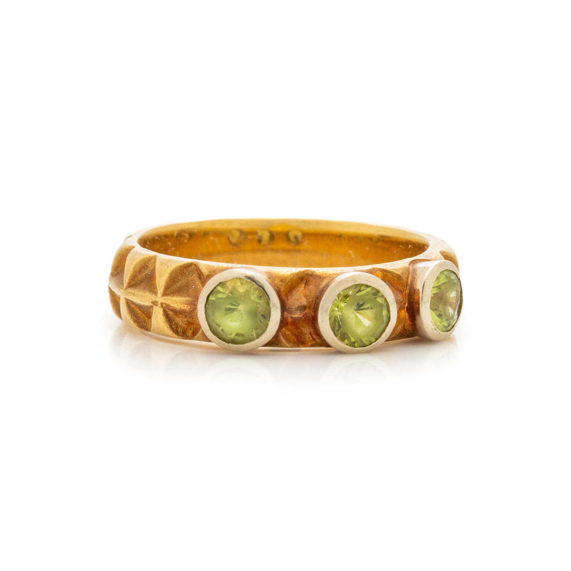 JANE BOHAN, YELLOW GOLD AND PERIDOT RING