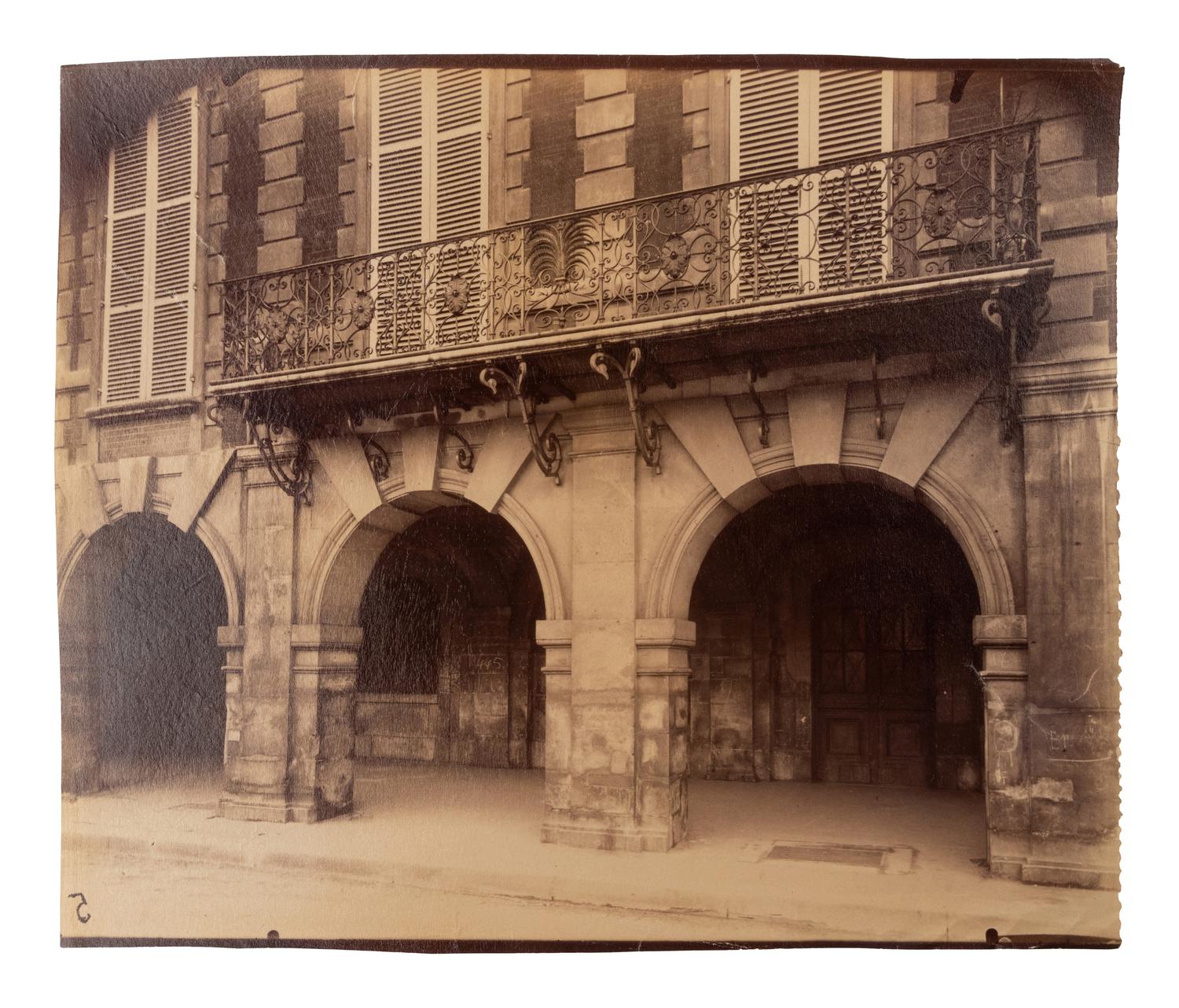 A group of four photographs ( Hôtel de Mainville, place des Vosges 12 , 1911-1912; Hôtel de Canhillac, place des Vosges 14 , 1911-1912; Hôtel de Nevers, 18 rue Seguier , 1908; Hôtel Beauffremont, rue de Grenelle 87 , 1901)