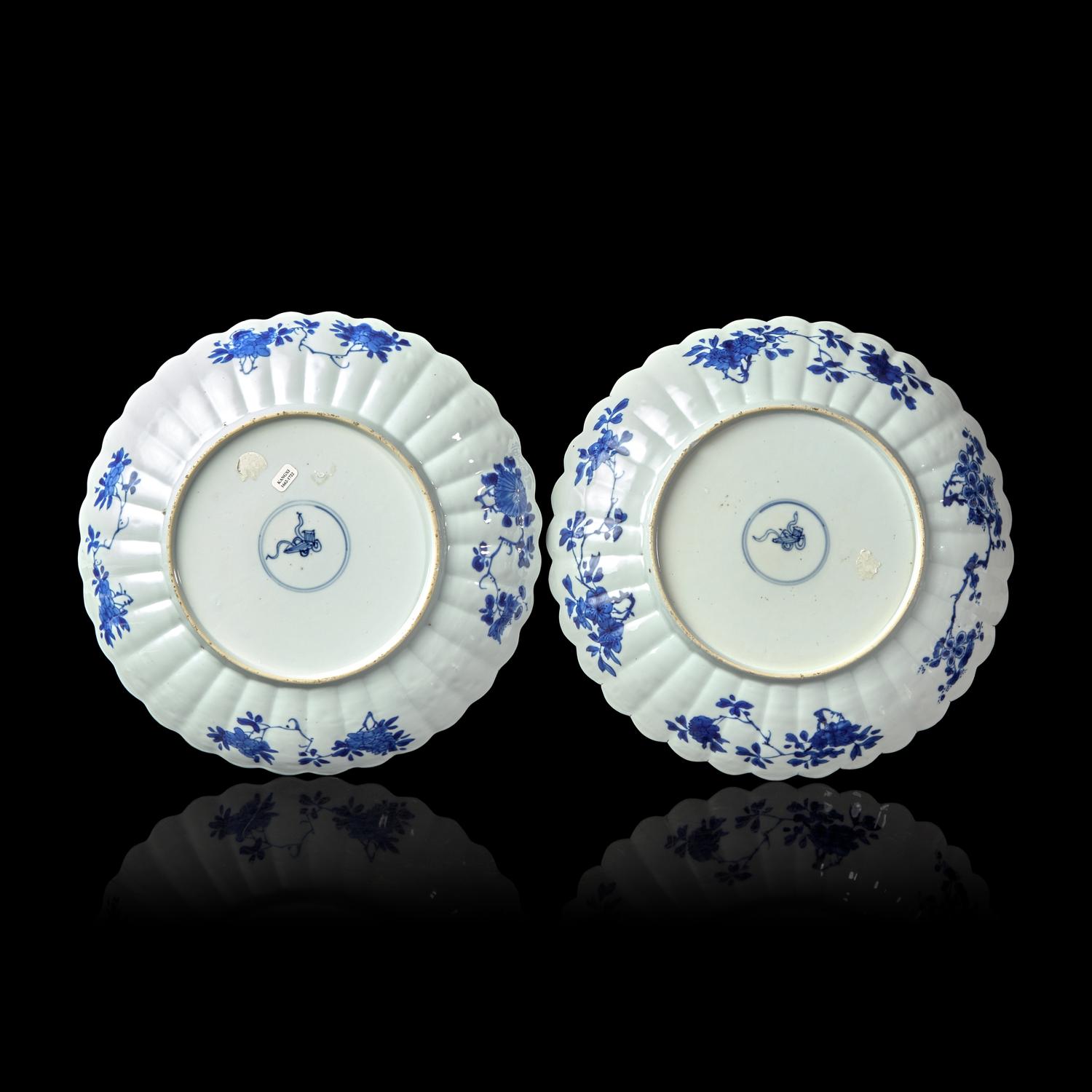 A Pair of Chinese Blue and White Fluted Dishes, Kangxi Period 清康熙 青花花卉紋外銷賞盤一對