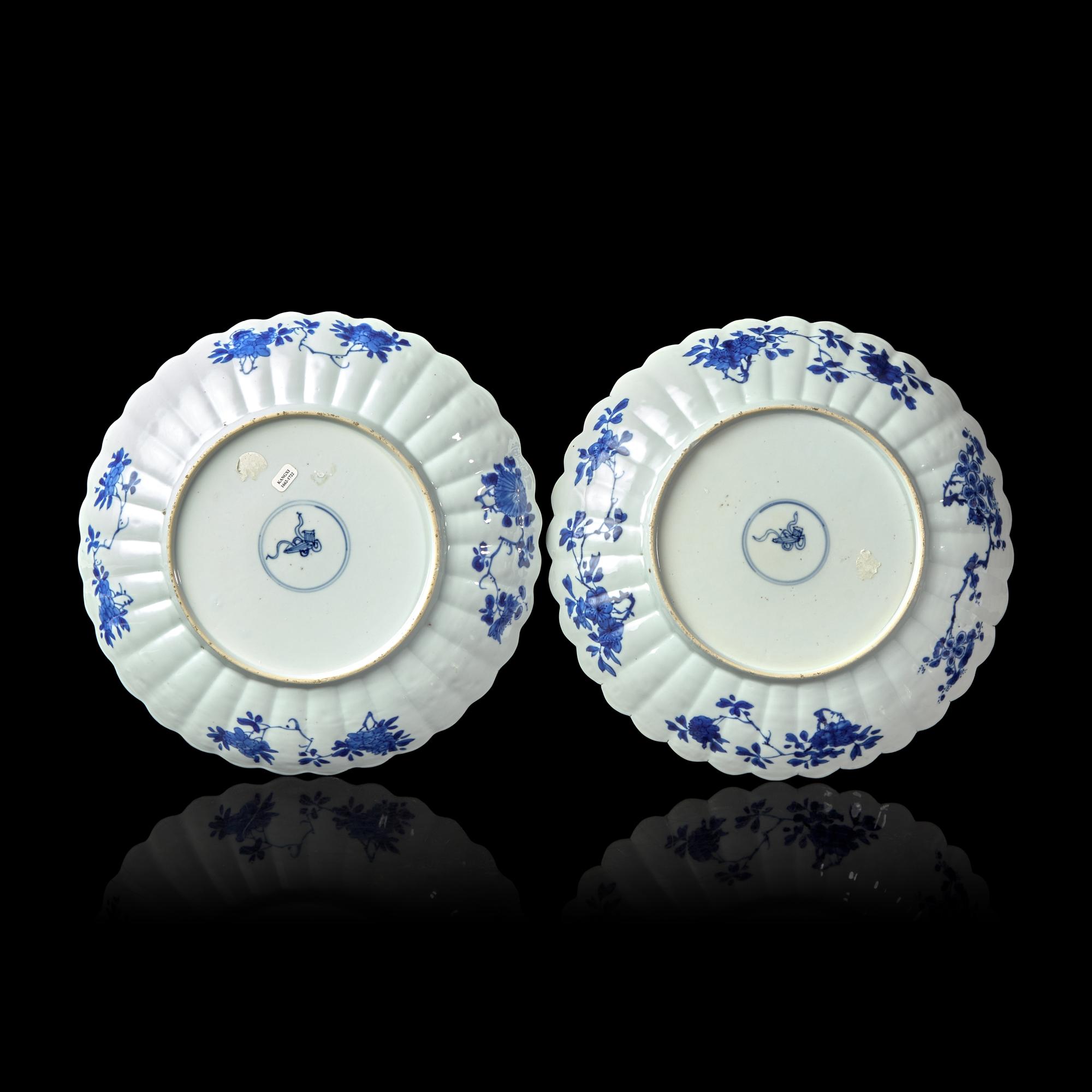 A Pair of Chinese Blue and White Fluted Dishes, Kangxi Period 清康熙 青花花卉紋外銷賞盤一對