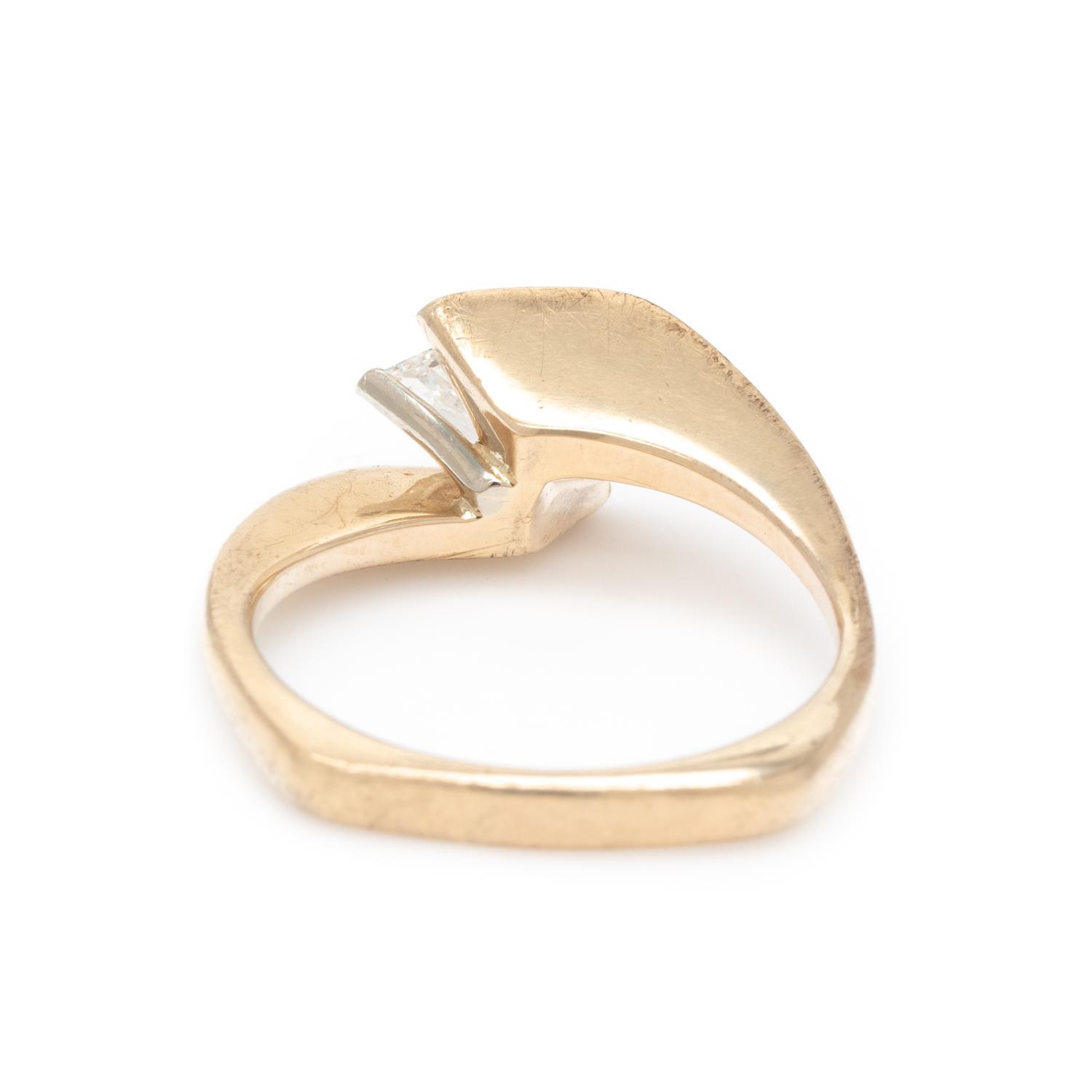 YELLOW GOLD AND DIAMOND RING