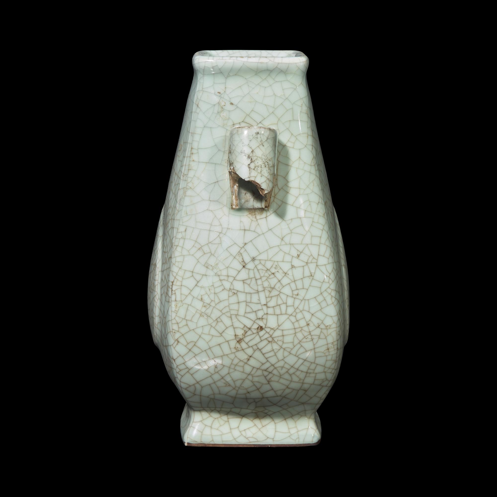 A Chinese Guan Style Crackle Glazed Arrow Vase, Fanghu 仿官窯貫耳杏圓壺