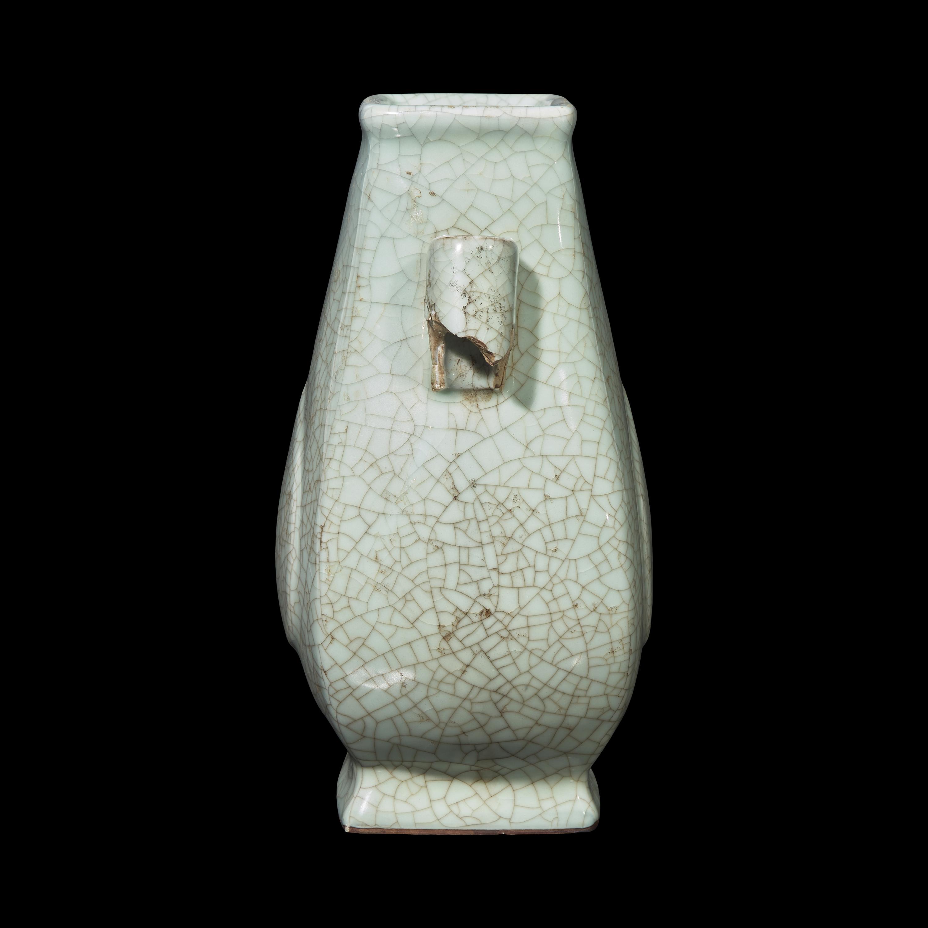 A Chinese Guan Style Crackle Glazed Arrow Vase, Fanghu 仿官窯貫耳杏圓壺