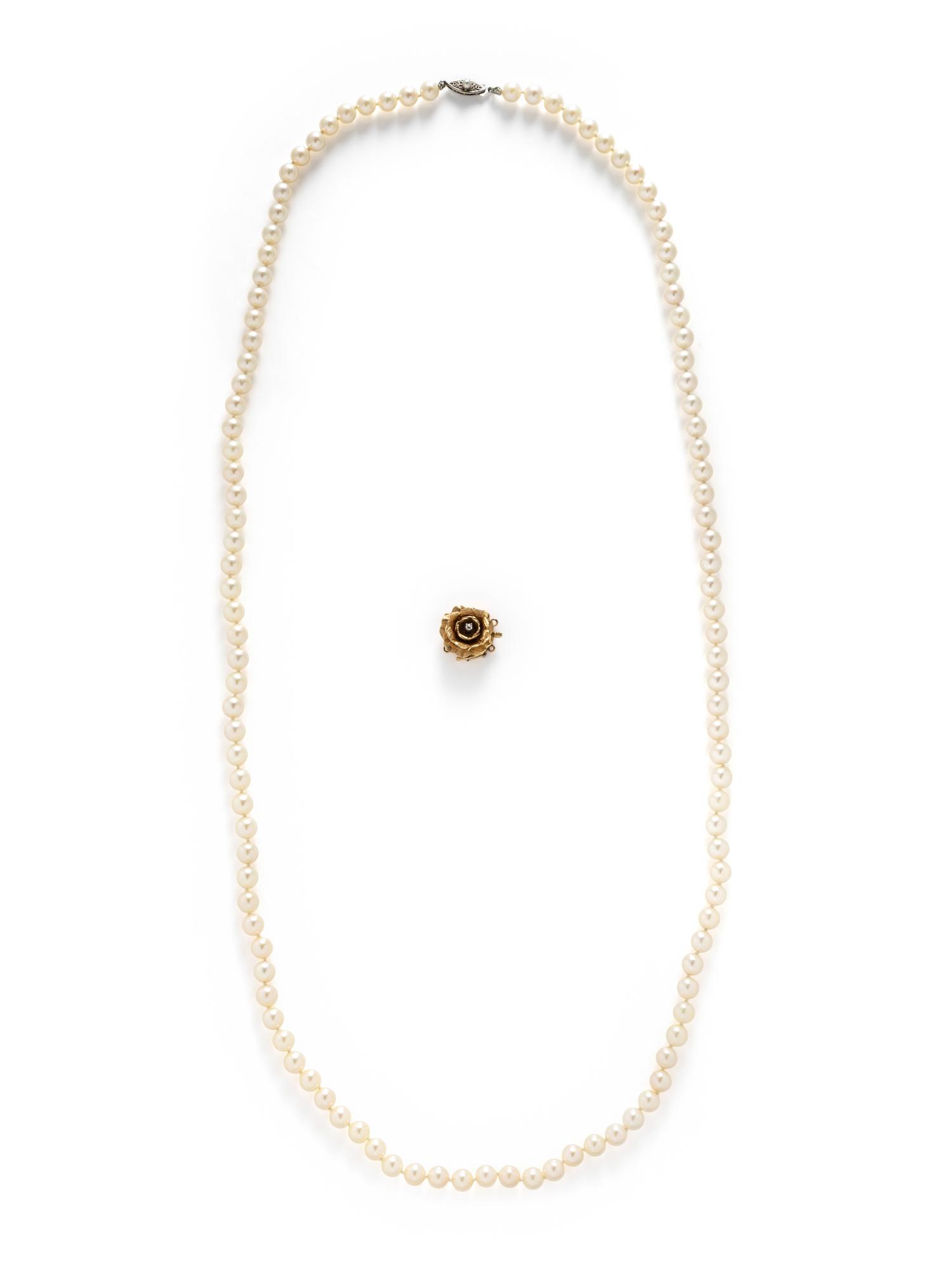 CULTURED PEARL NECKLACE AND YELLOW GOLD AND DIAMOND CLASP