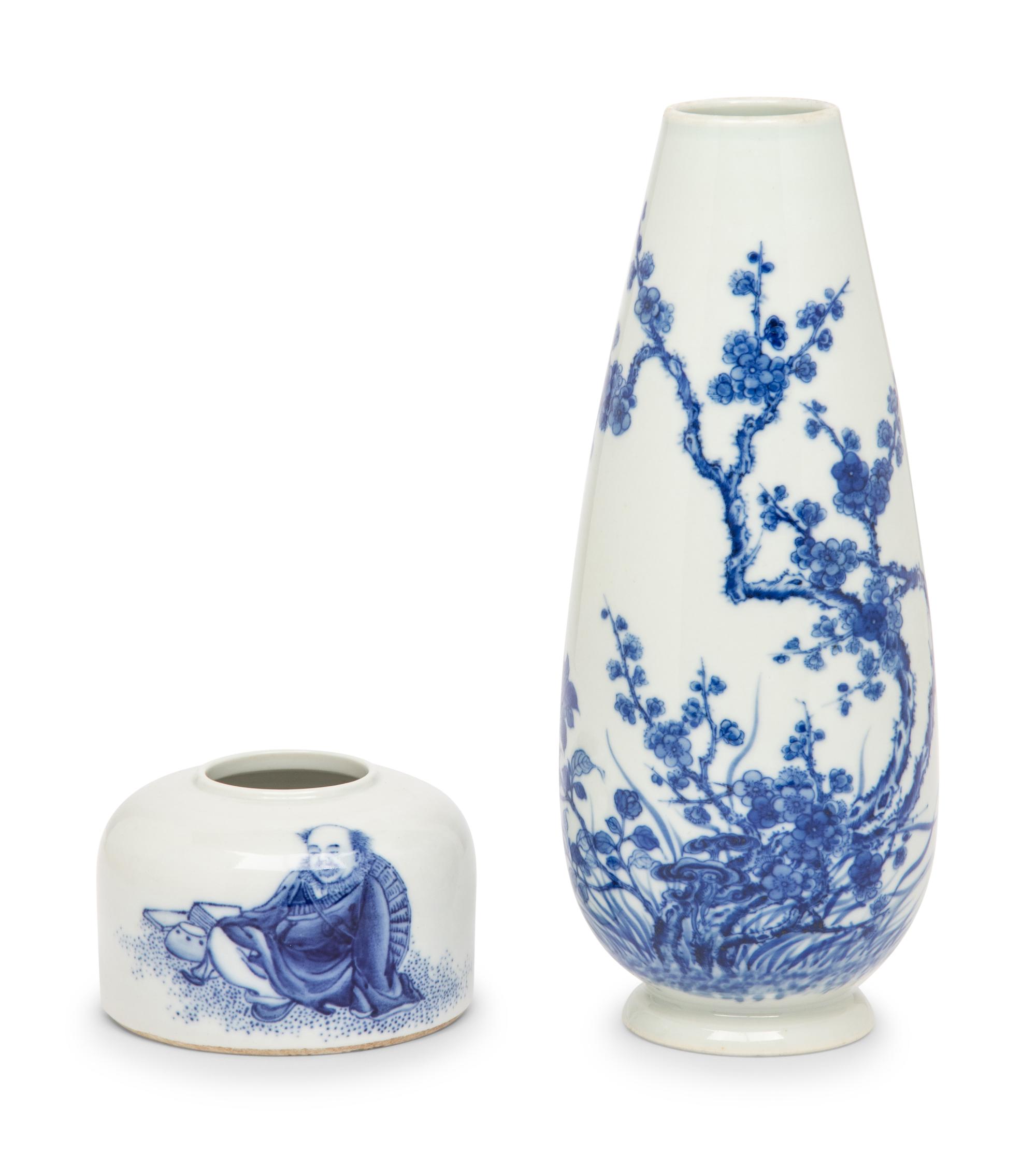 Two Chinese Blue and White Porcelain Items in the Manner of Wang Bu, 20th Century 近代 王步式青花賞瓶、水呈一組兩件