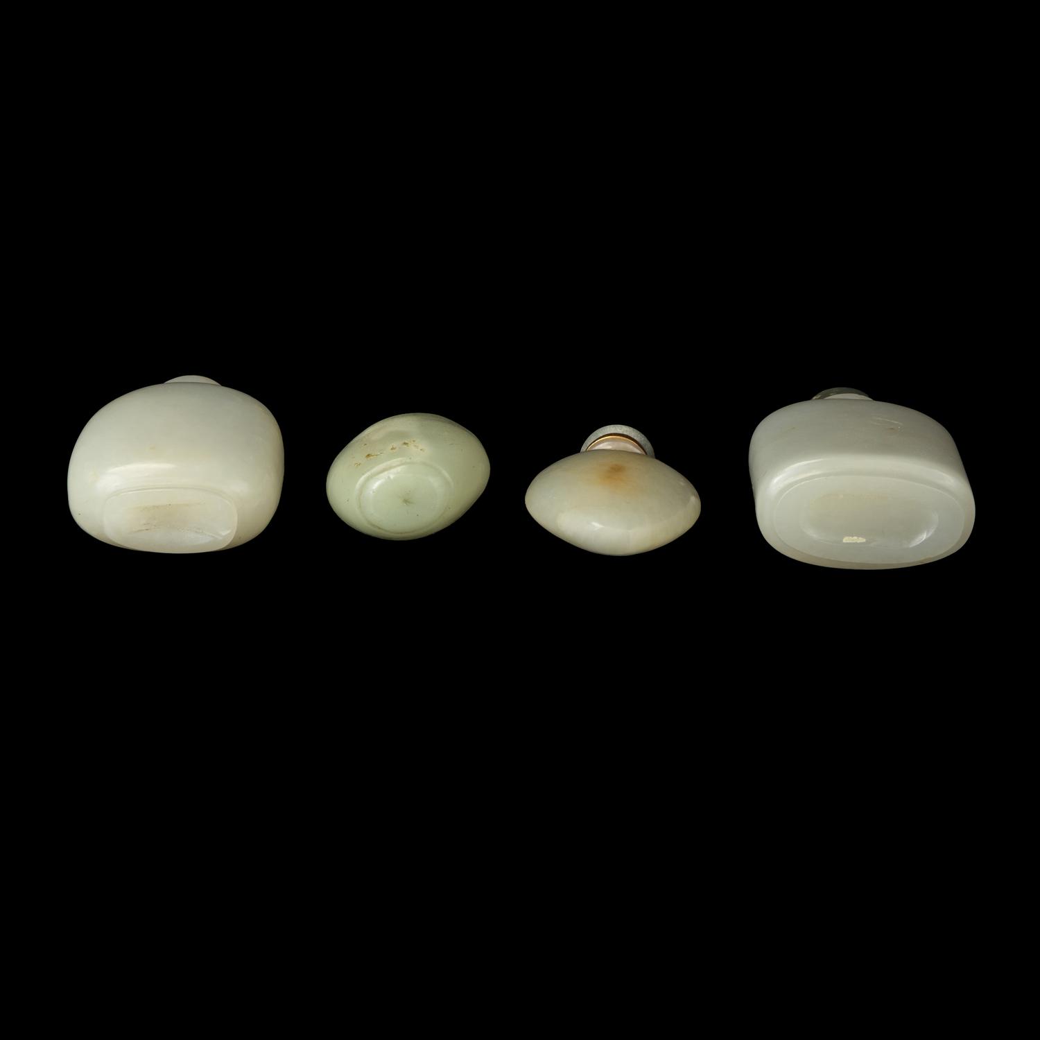 Four Chinese White and Celadon Jade Snuff Bottles, 19th-Early 20th Century 晚清-民國 青玉及白玉鼻烟壺四支