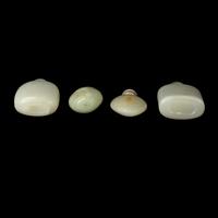 Four Chinese White and Celadon Jade Snuff Bottles, 19th-Early 20th Century 晚清-民國 青玉及白玉鼻烟壺四支