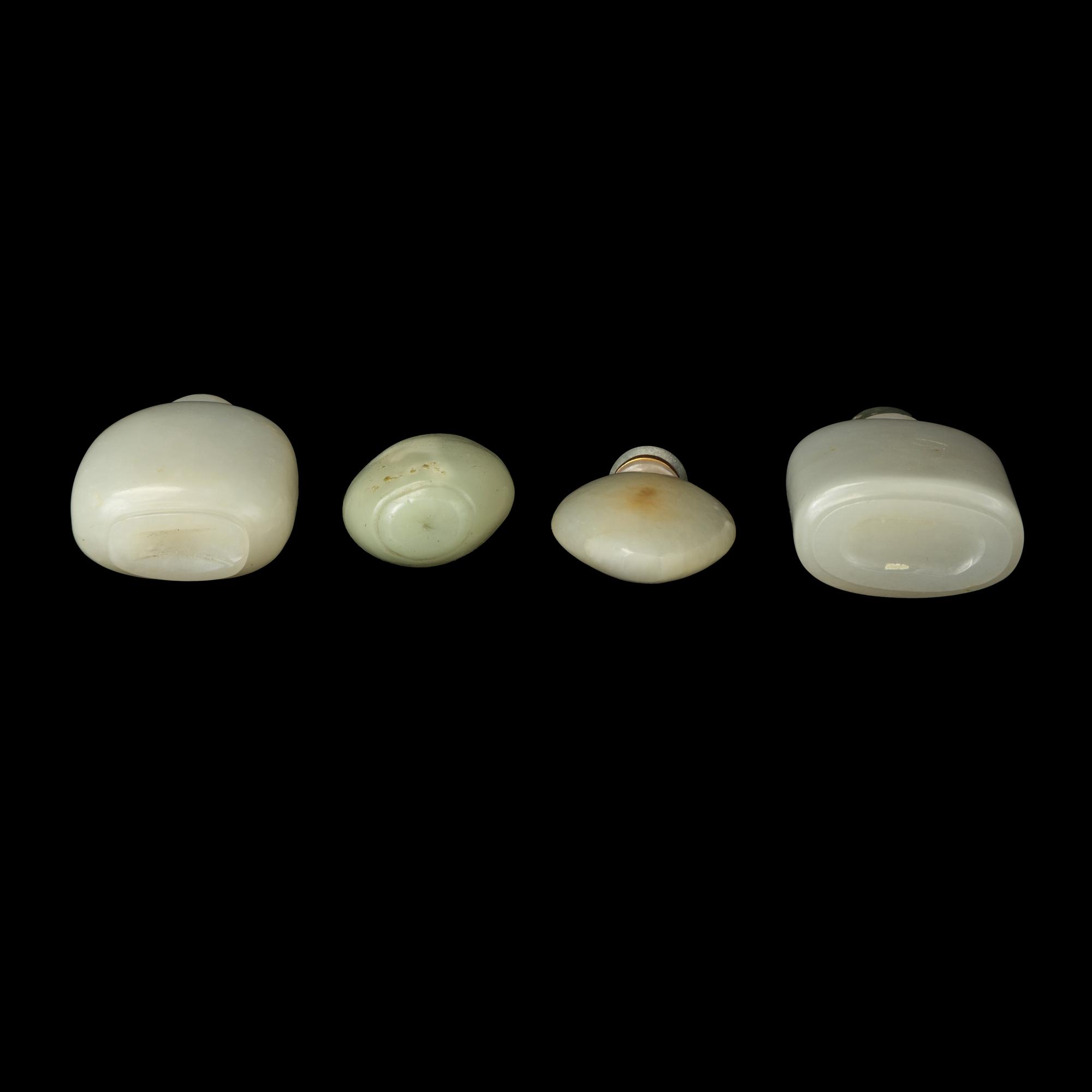 Four Chinese White and Celadon Jade Snuff Bottles, 19th-Early 20th Century 晚清-民國 青玉及白玉鼻烟壺四支