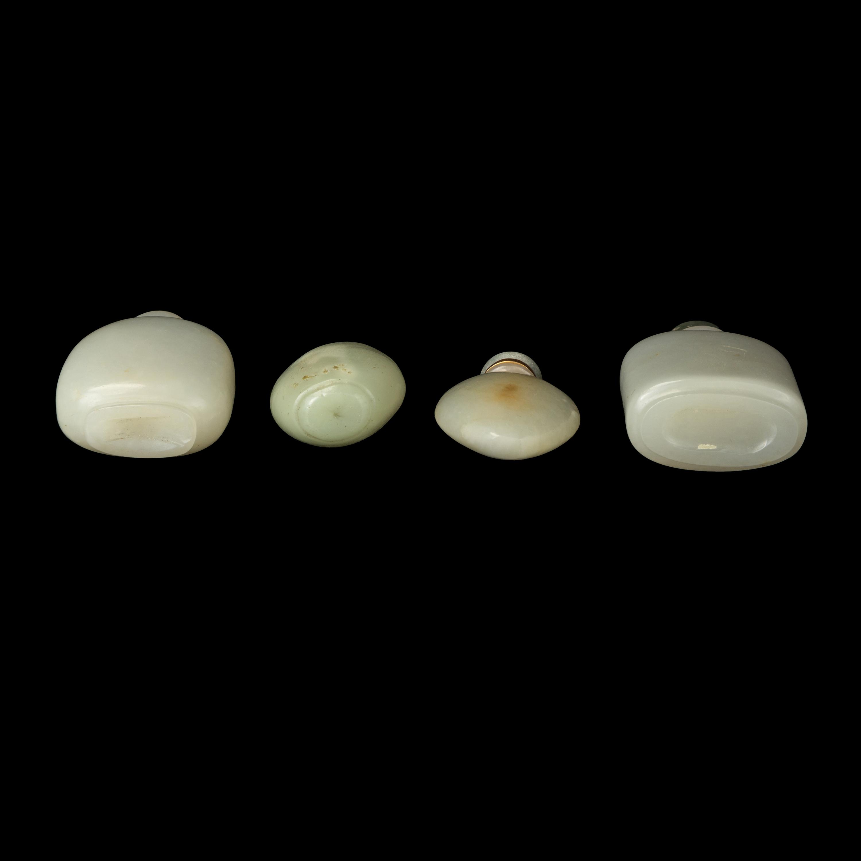 Four Chinese White and Celadon Jade Snuff Bottles, 19th-Early 20th Century 晚清-民國 青玉及白玉鼻烟壺四支