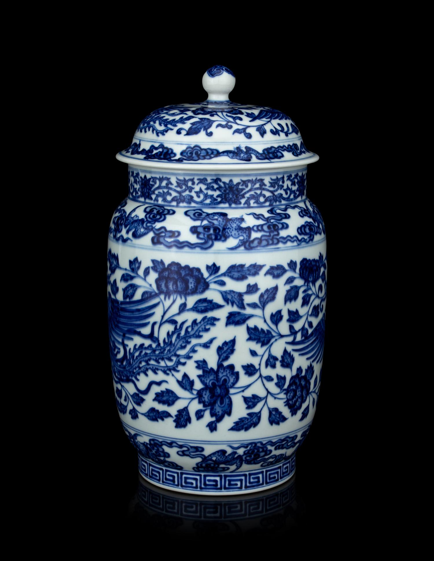 A Chinese Blue and White Porcelain Cylindrical Jar and Cover