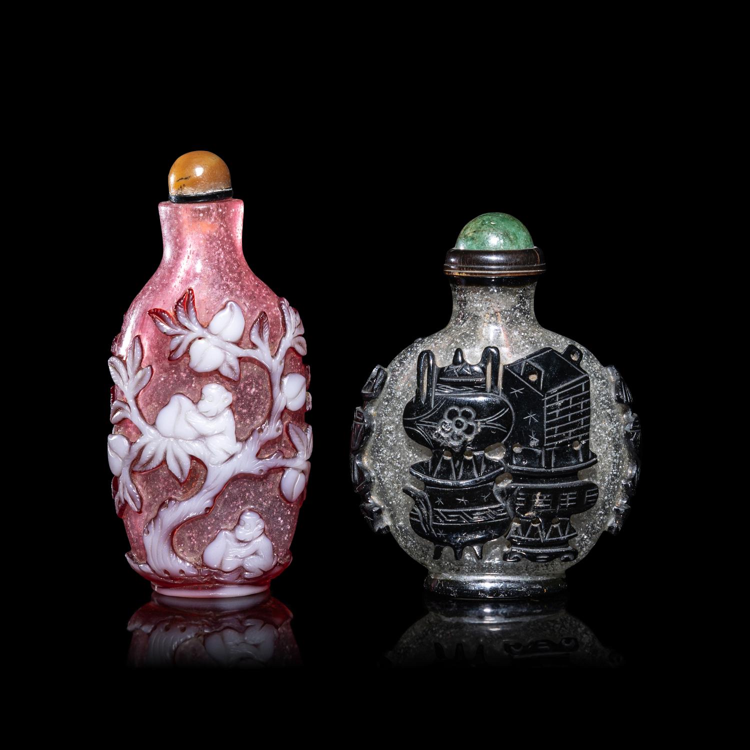 Two Chinese Glass Overlay Snuff Bottles 套料鼻烟壺兩支