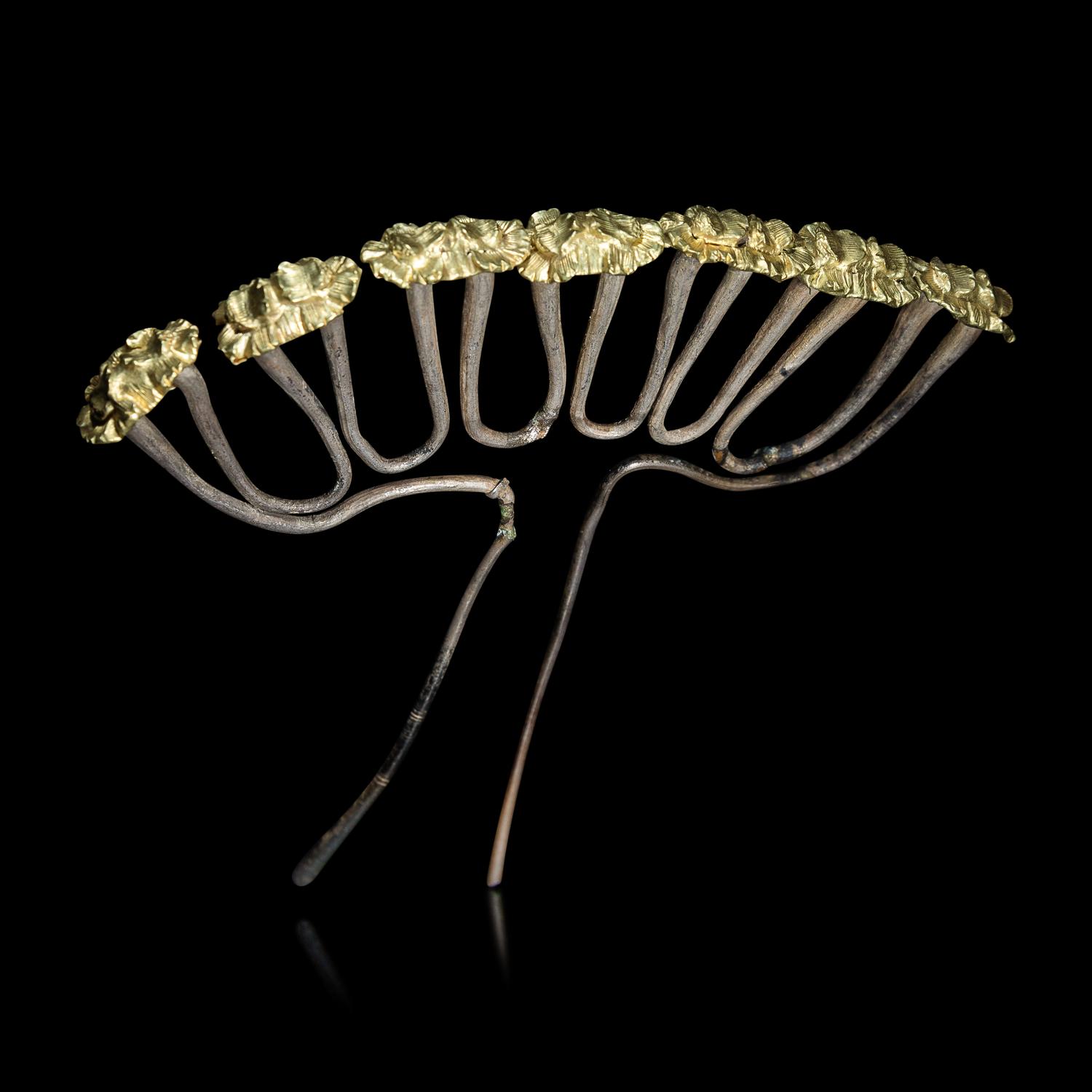 A Chinese Parcel Gilt Silver 'Peony' Hairpin, Chai, Song Dynasty 宋 金裹頭連七式花頭銀釵