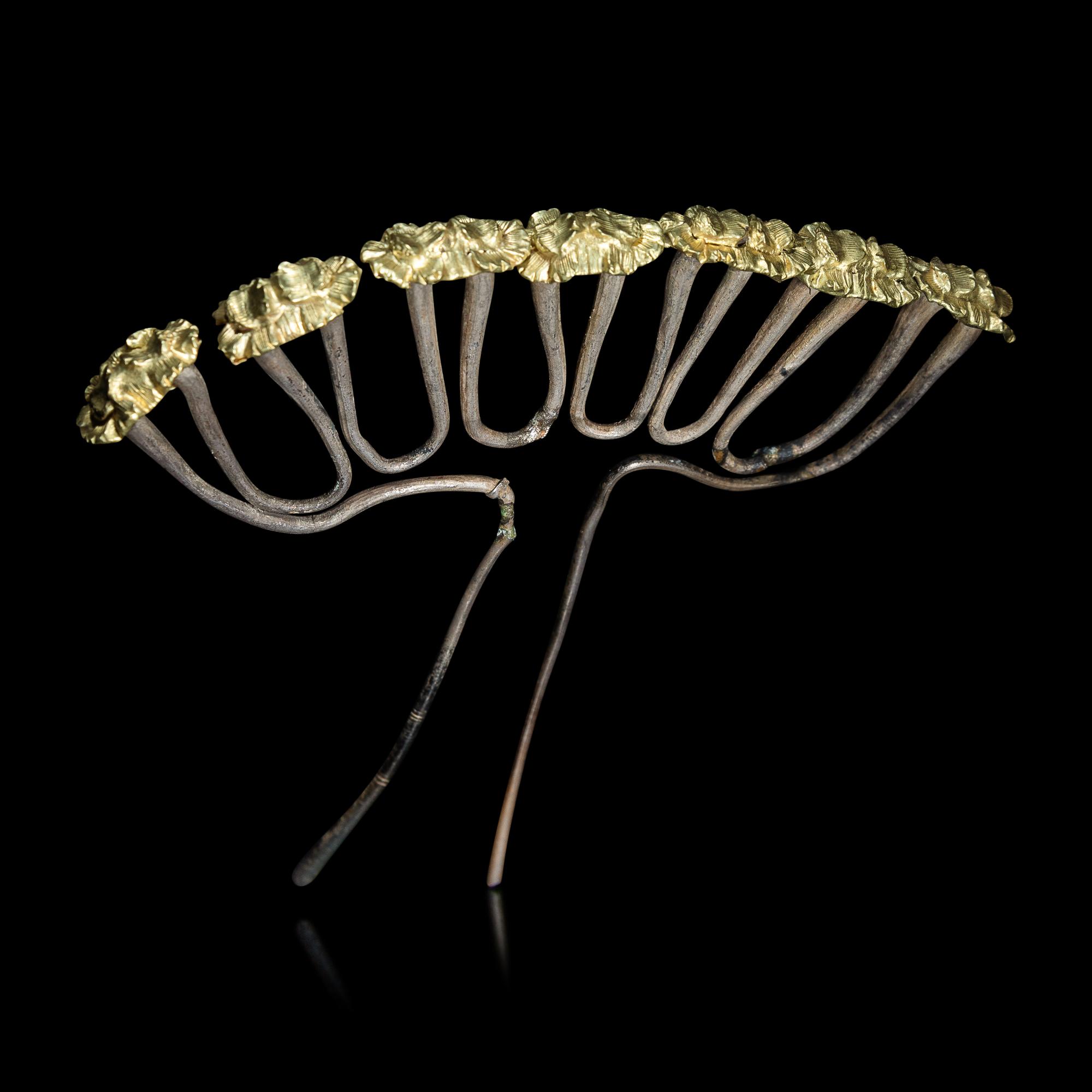 A Chinese Parcel Gilt Silver 'Peony' Hairpin, Chai, Song Dynasty 宋 金裹頭連七式花頭銀釵