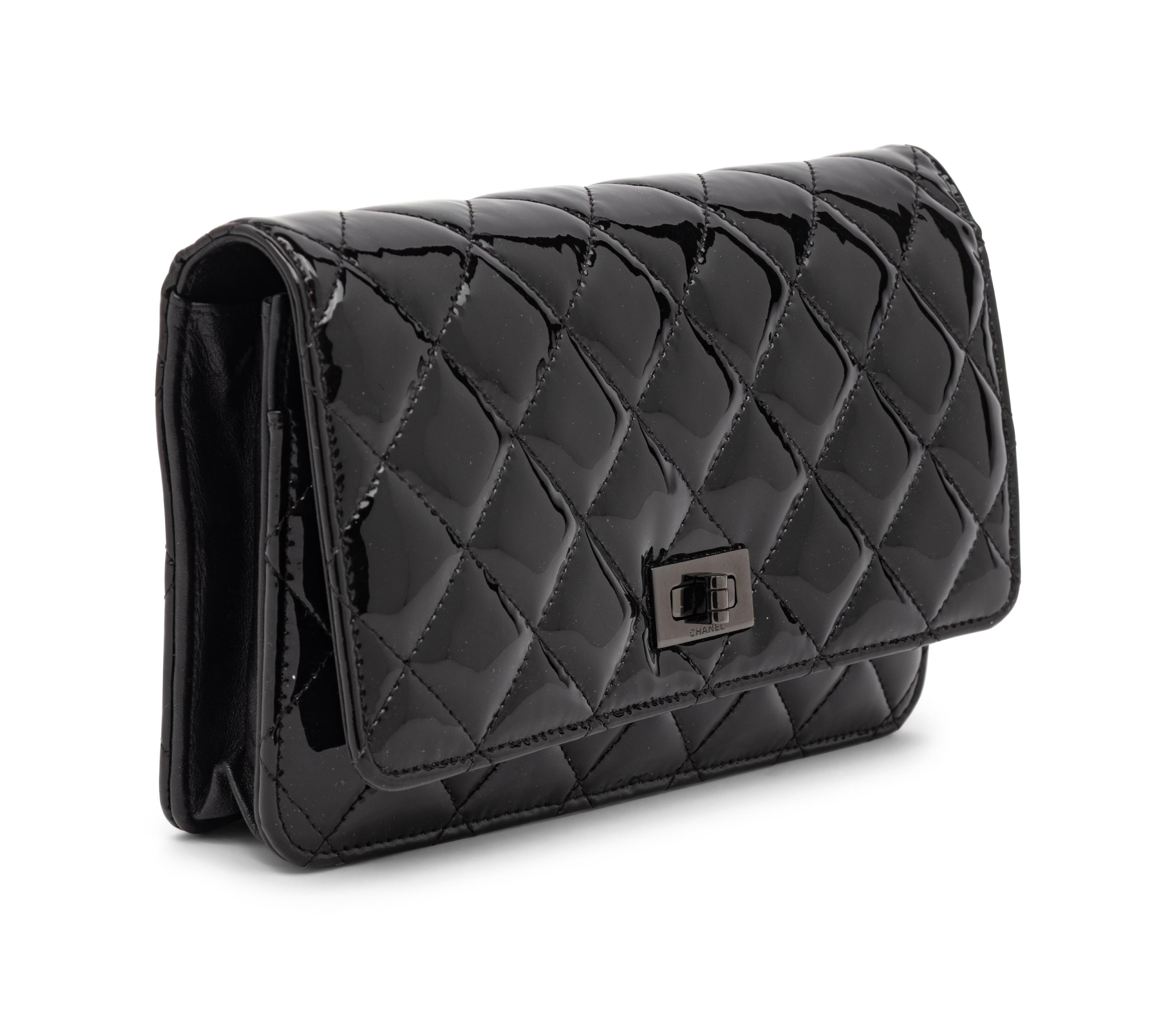 CHANEL, 2.55 PATENT WALLET-ON-CHAIN