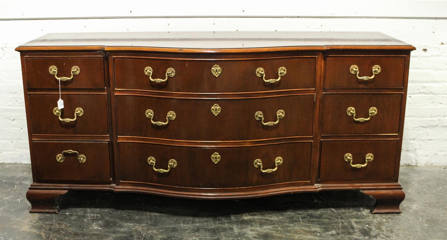 A George III Style Mahogany Chest of Drawers Height 32 x width 69 1/4 x depth 21 1/2 inches. — BAKER, 20TH CENTURY