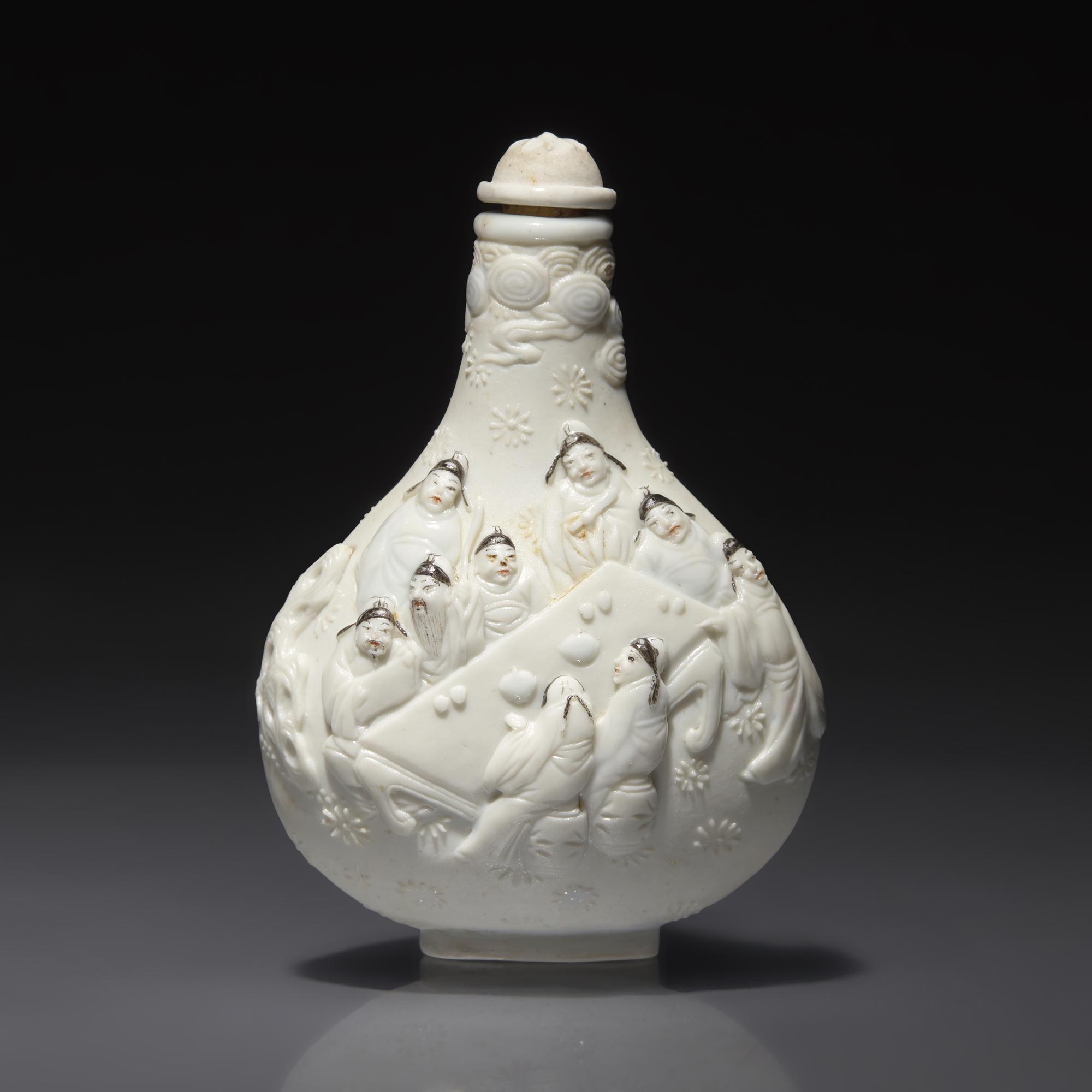 A Chinese Molded Porcelain Snuff Bottle, Qing Dynasty, Daoguang Period, Circa 1821-1850 — 1821-1850年 瓷胎模印十八學士圖鼻煙壺