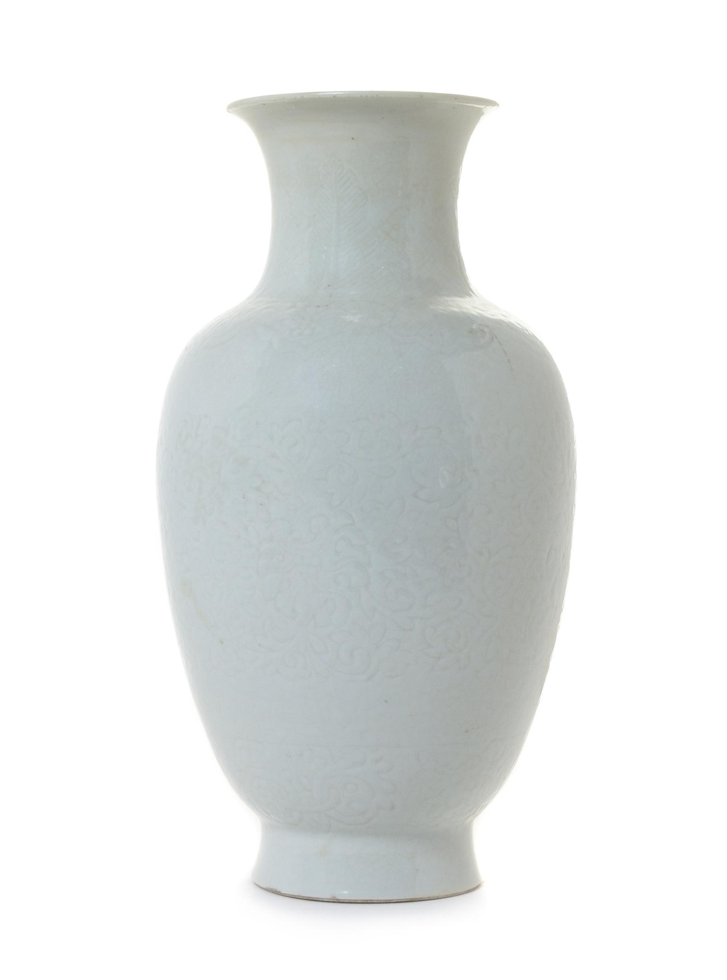 A White Glazed Porcelain Vase — 18TH/19TH CENTURY