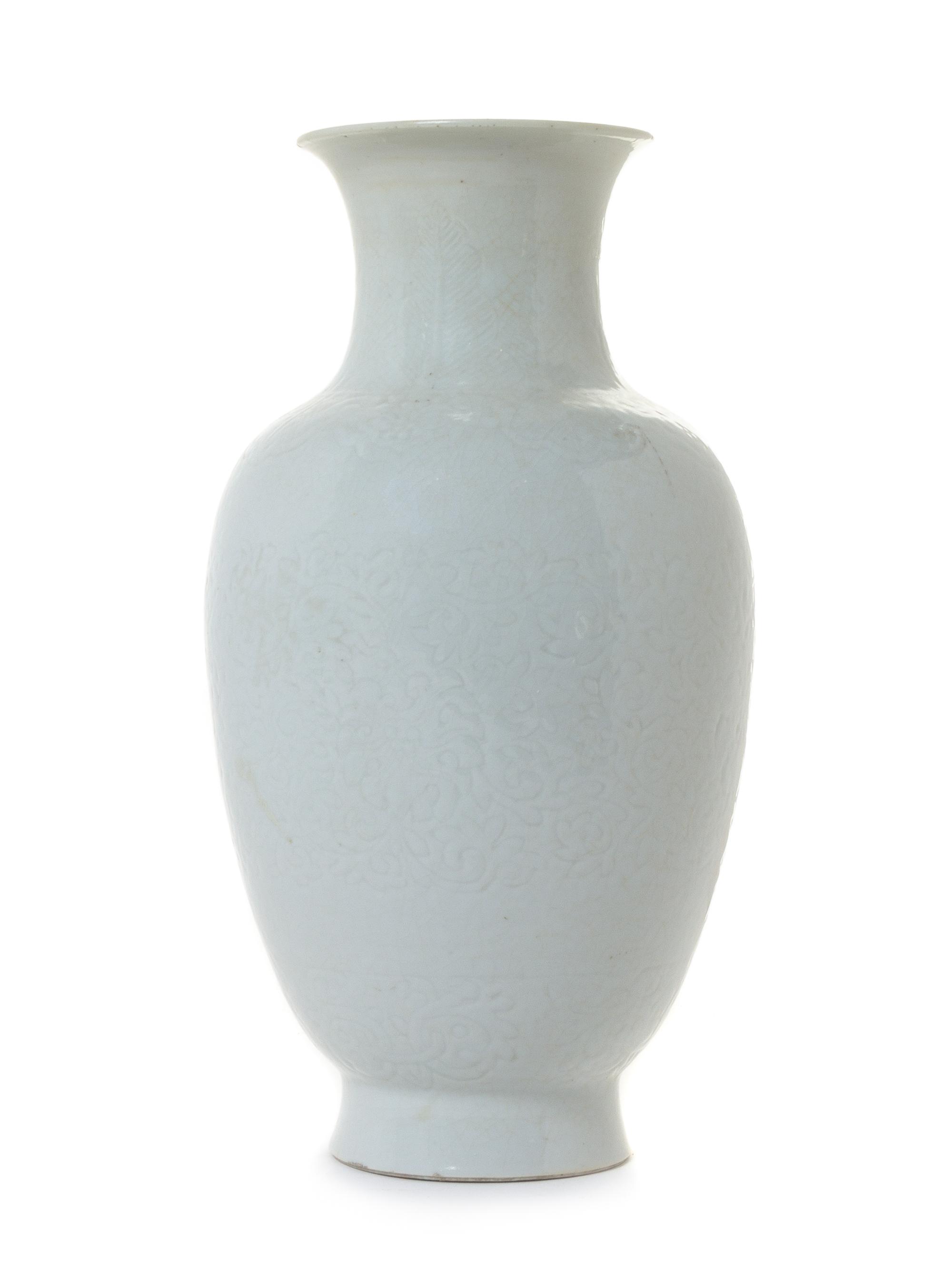 A White Glazed Porcelain Vase — 18TH/19TH CENTURY