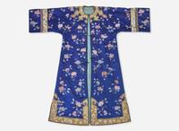 A Chinese embroidered deep blue silk surcoat, Late 19th to early 20th century 刺繡深藍袍 十九世紀末至二十世紀初