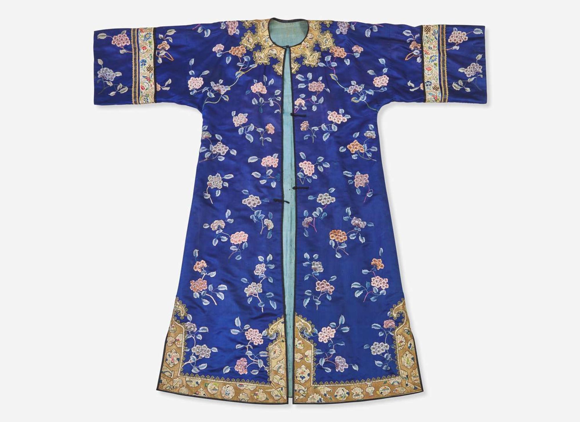 A Chinese embroidered deep blue silk surcoat, Late 19th to early 20th century 刺繡深藍袍 十九世紀末至二十世紀初