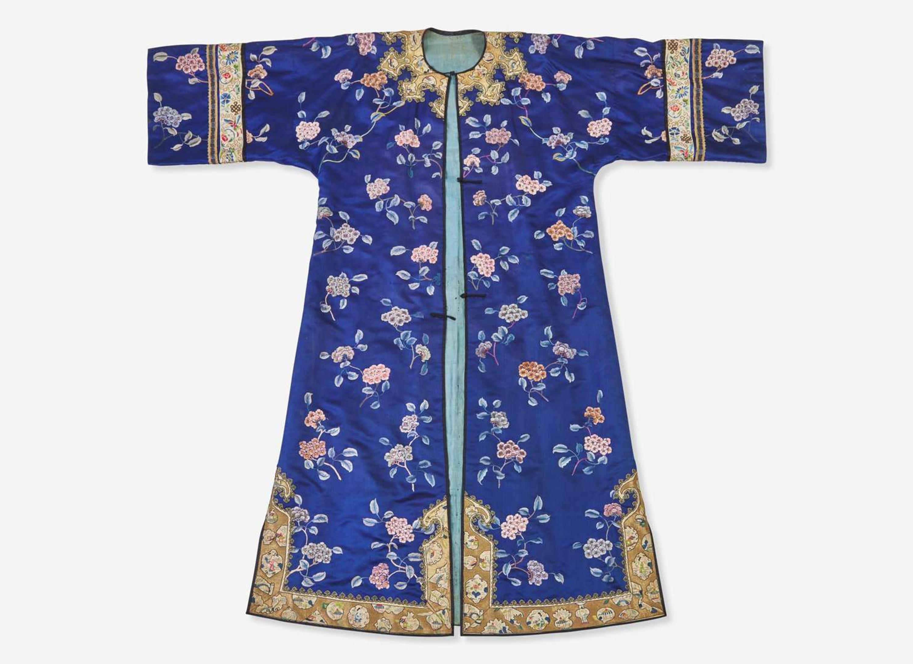 A Chinese embroidered deep blue silk surcoat, Late 19th to early 20th century 刺繡深藍袍 十九世紀末至二十世紀初