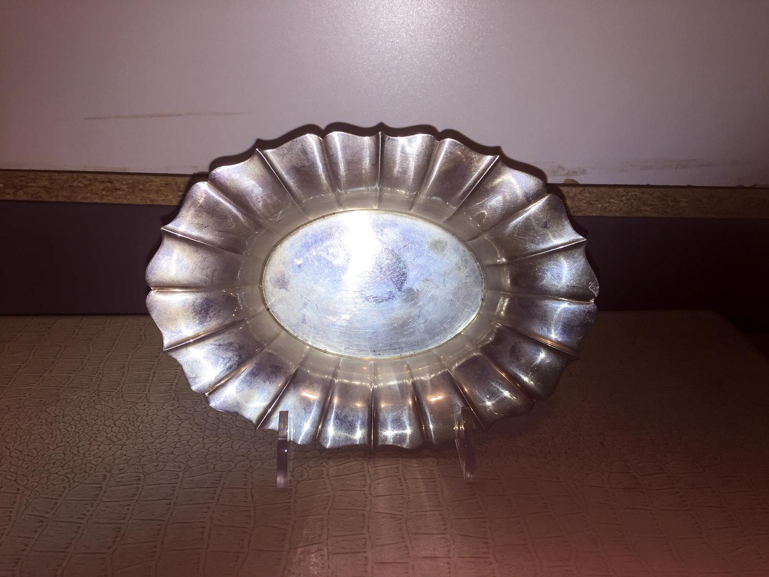 An American Silver Nut Dish, Wallace Silversmiths, Wallingford, CT, having a scalloped rim and ribbed body.