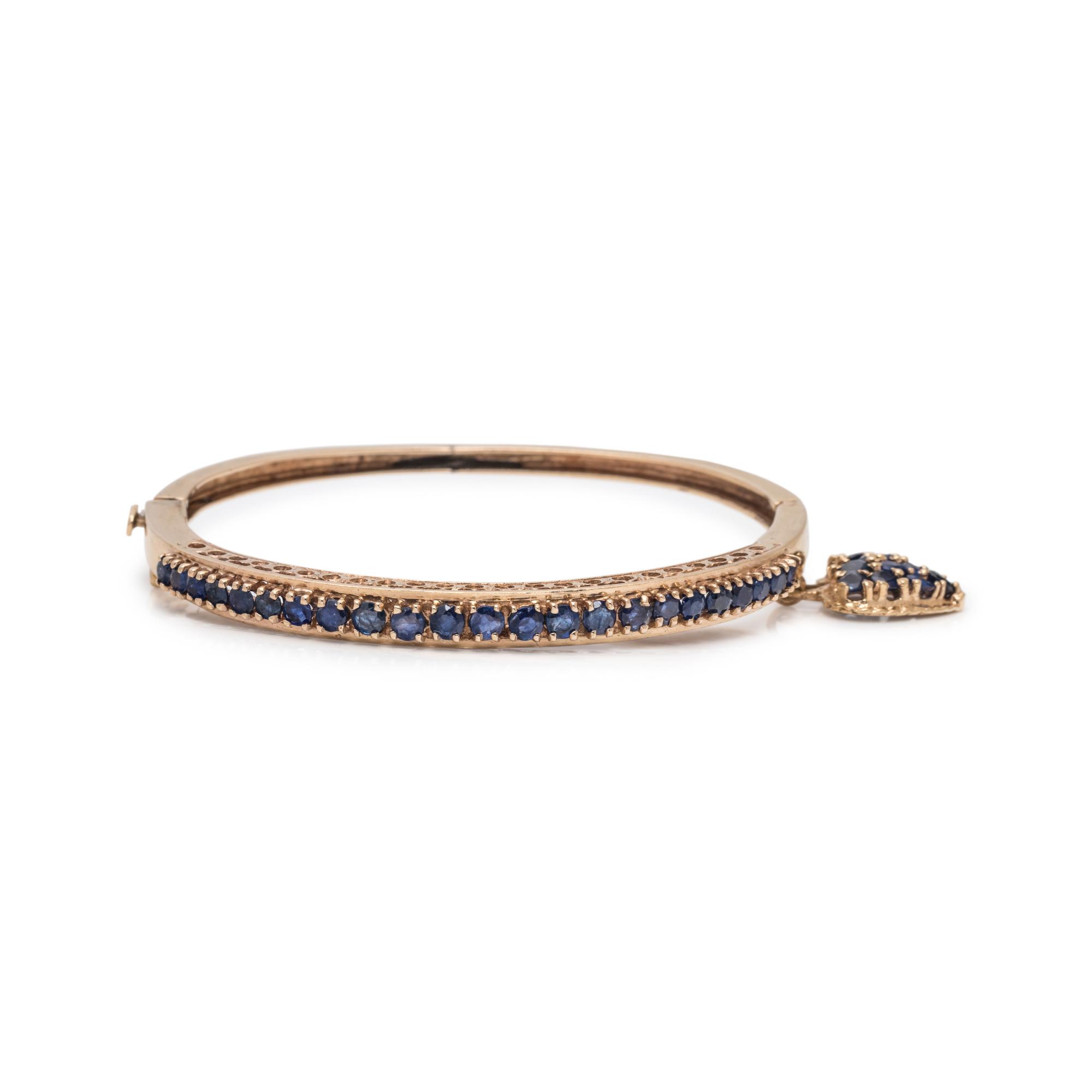 YELLOW GOLD AND SAPPHIRE BANGLE BRACELET