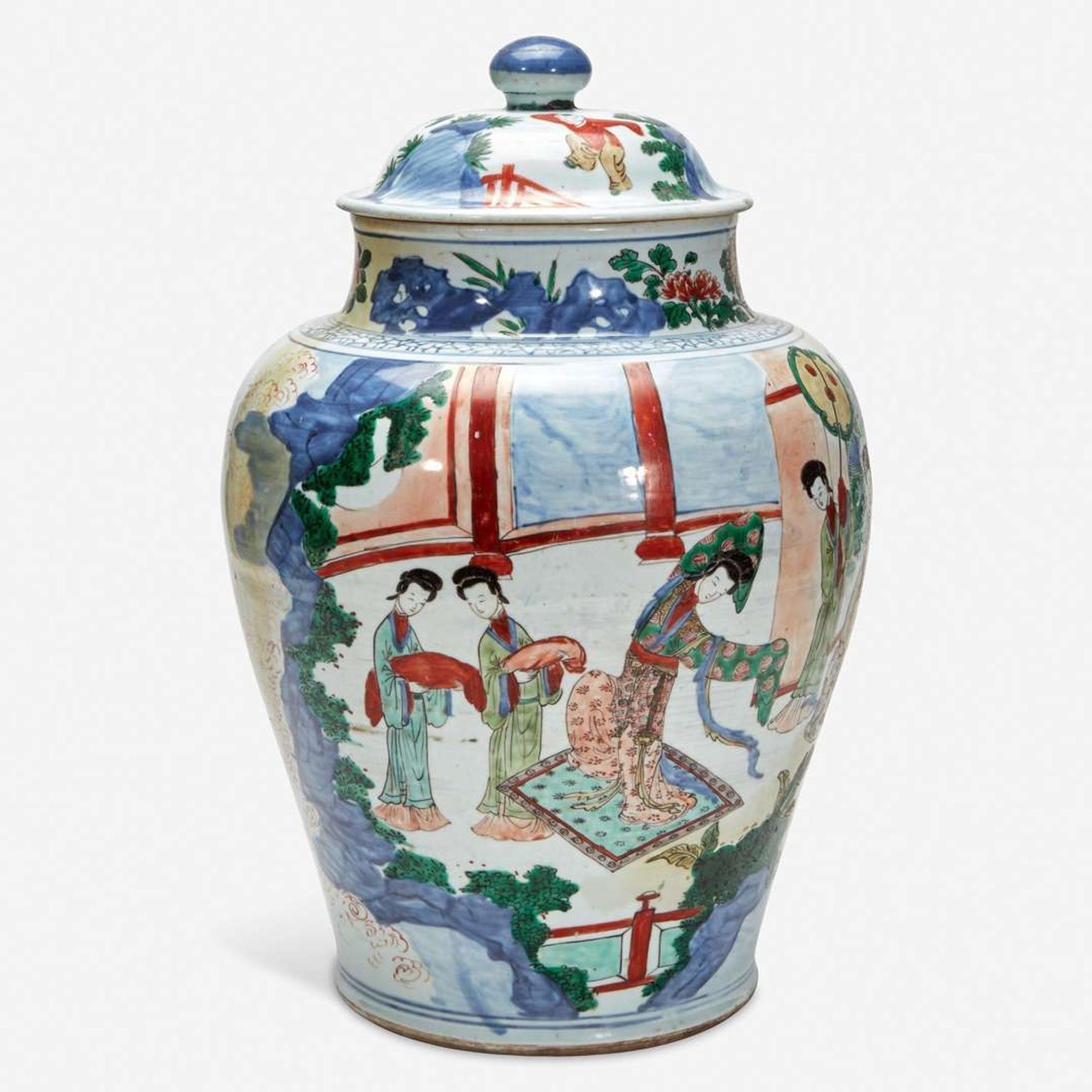 A large Chinese wucai-decorated porcelain jar and cover 五彩带盖大罐 17th century ????