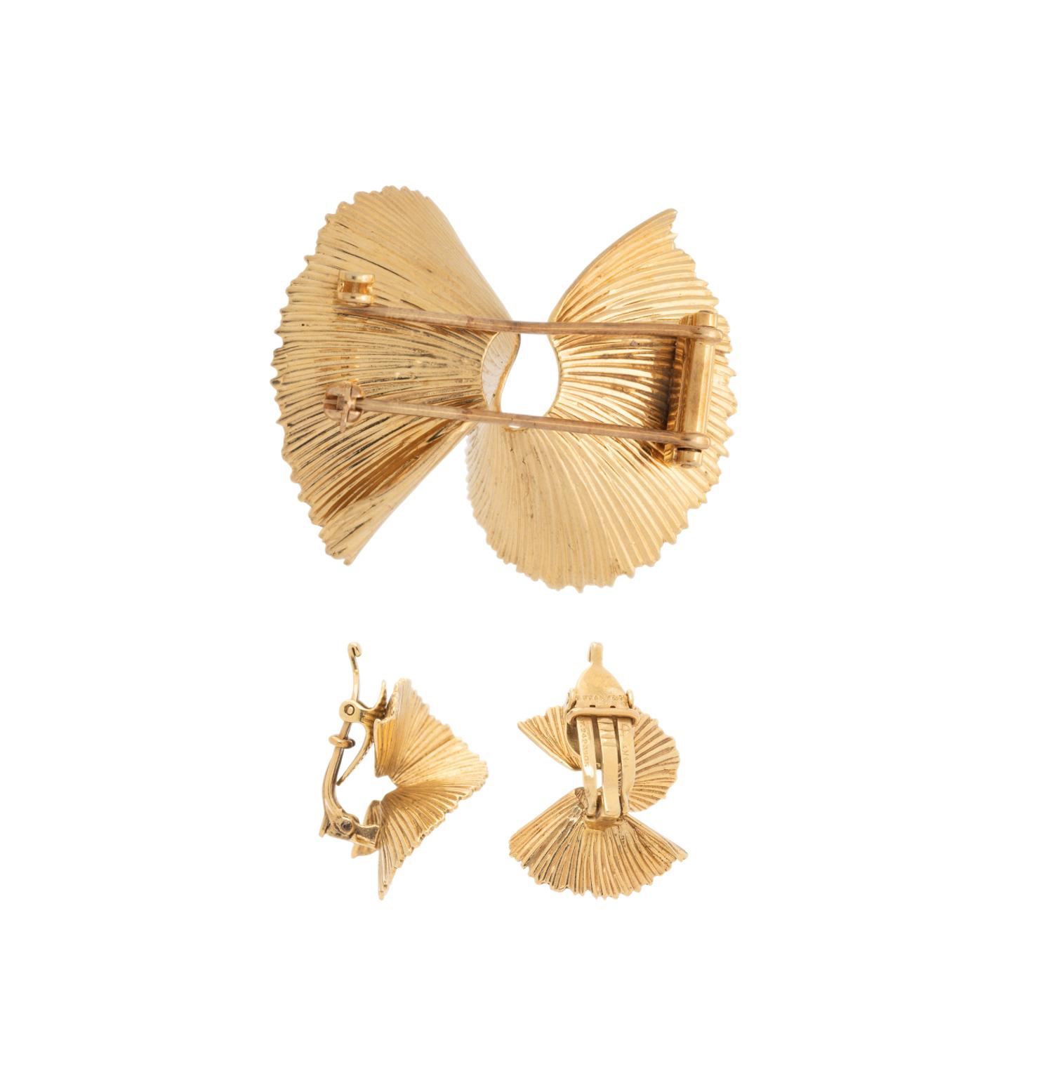 TIFFANY & CO., YELLOW GOLD EARRINGS AND BROOCH SET