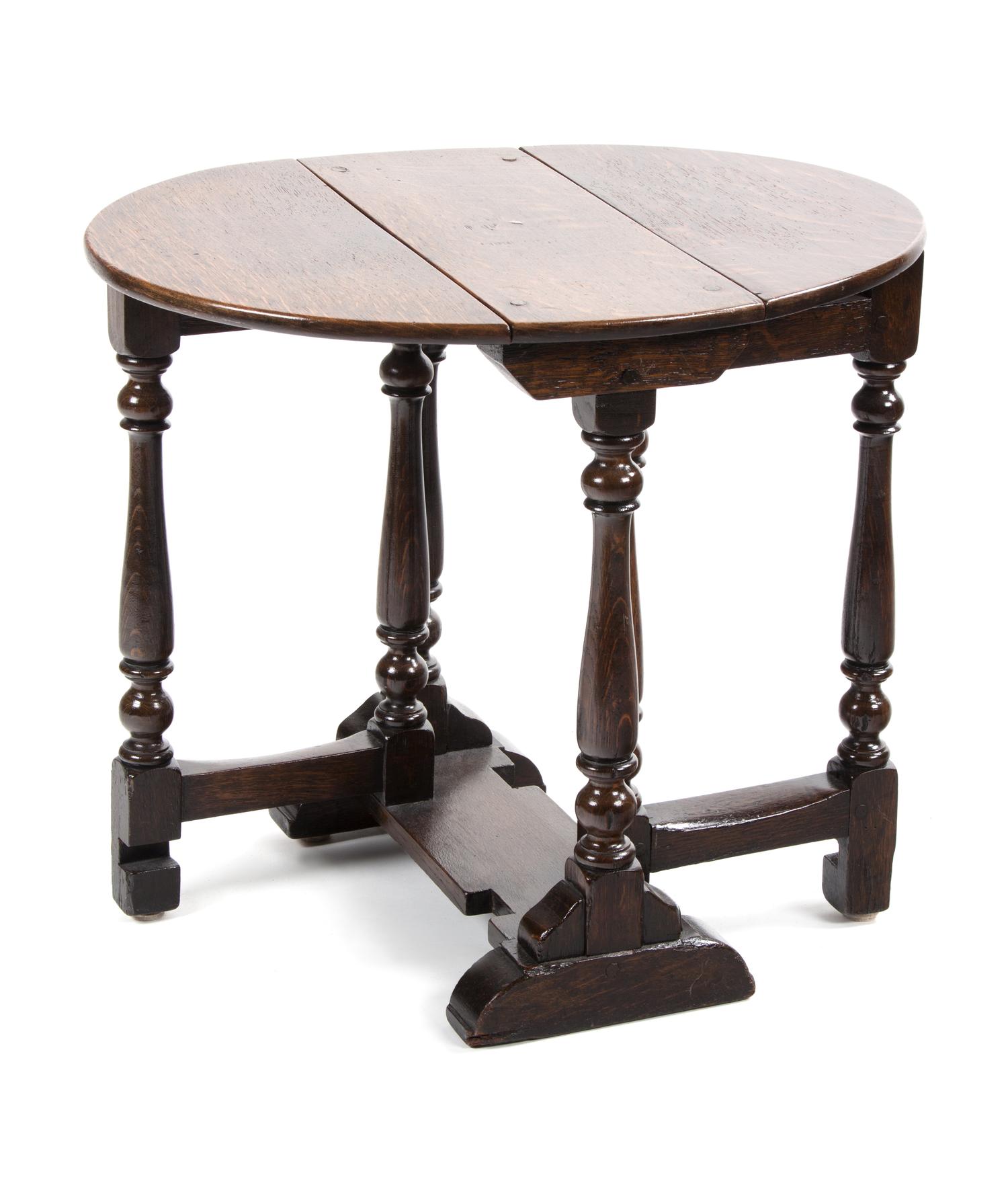 An English Oak Gateleg Table Height 21 x width 18 1/2 x depth 8 inches (closed). — 20TH CENTURY