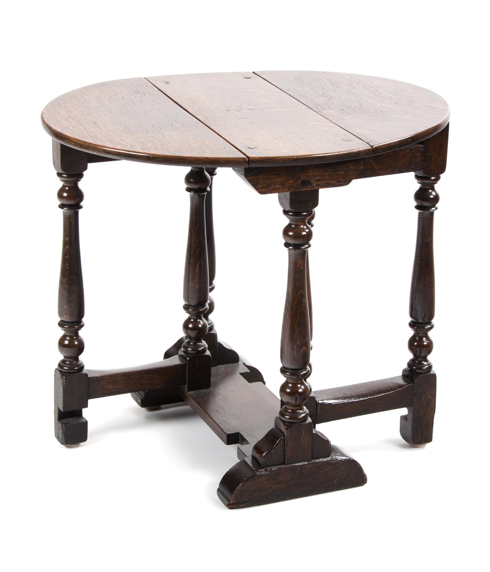 An English Oak Gateleg Table Height 21 x width 18 1/2 x depth 8 inches (closed). — 20TH CENTURY