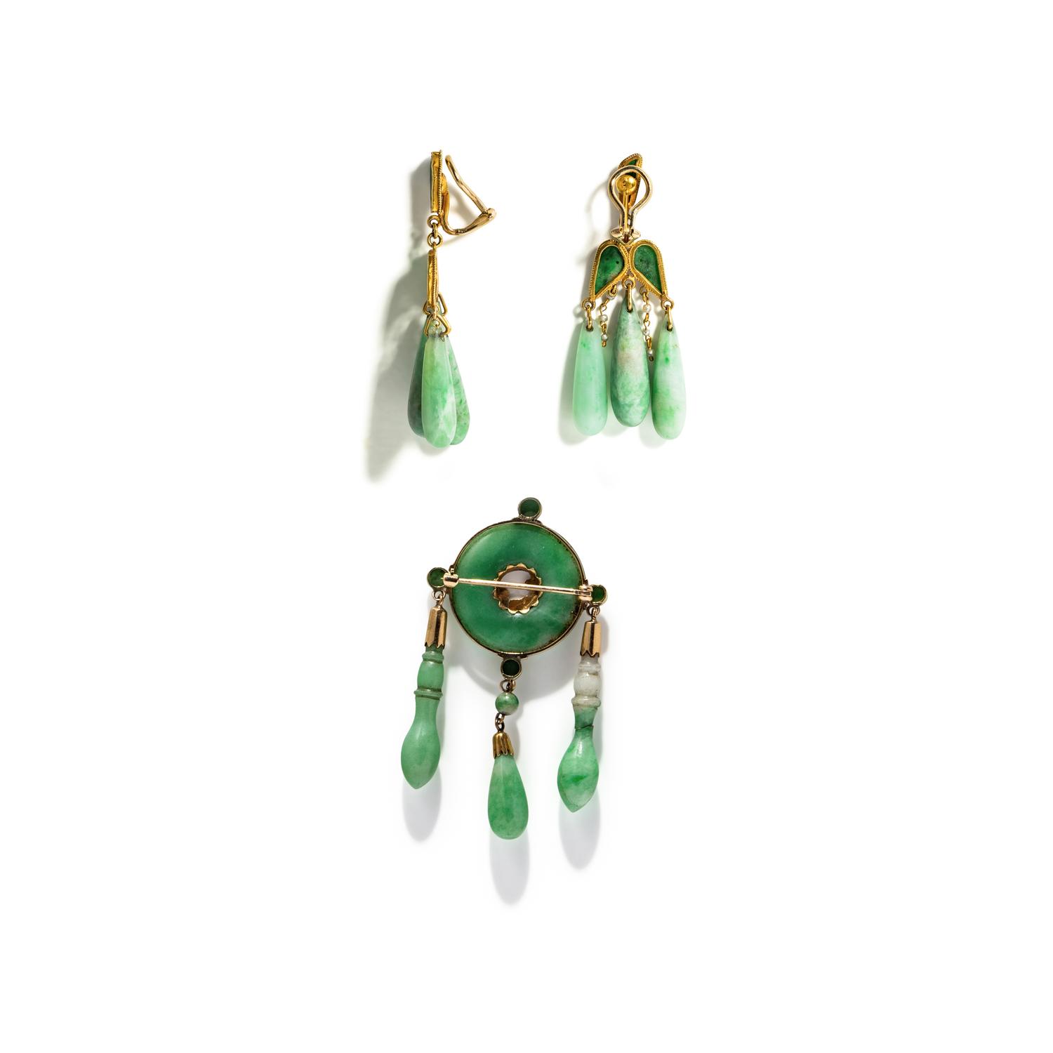 JADE AND YELLOW GOLD BROOCH AND EARRINGS