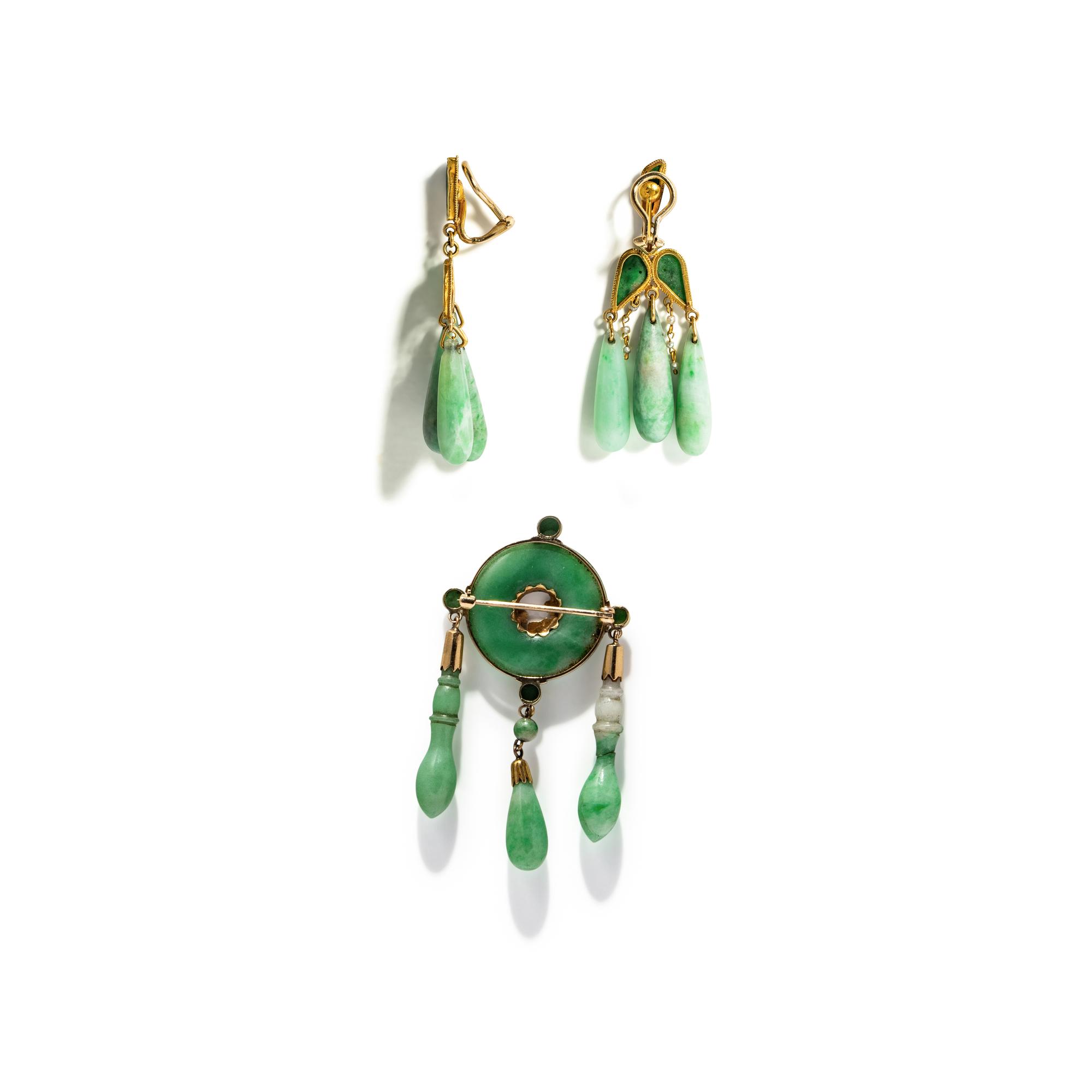 JADE AND YELLOW GOLD BROOCH AND EARRINGS