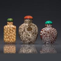 Three Fossiliferous Limestone Snuff Bottles, Qing Dynasty, 19th Century — 清晚期 石化石灰石鼻煙壺三支