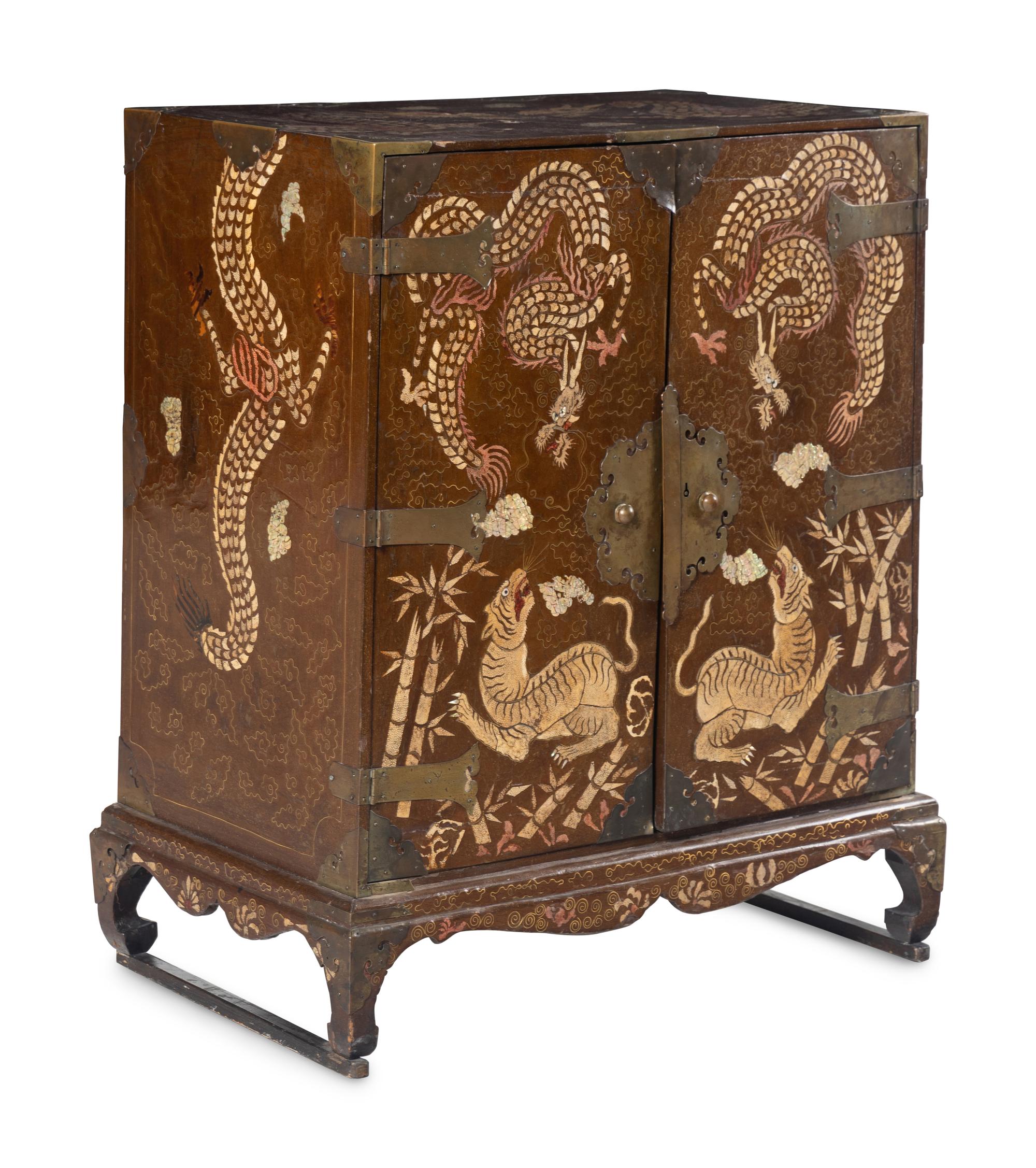 A Fine Korean Mother-of-Pearl, Shagreen, and Wire Inlaid Two-Door Chest, Joseon Period 李氏朝鮮 黑漆鑲螺鈿方角櫃