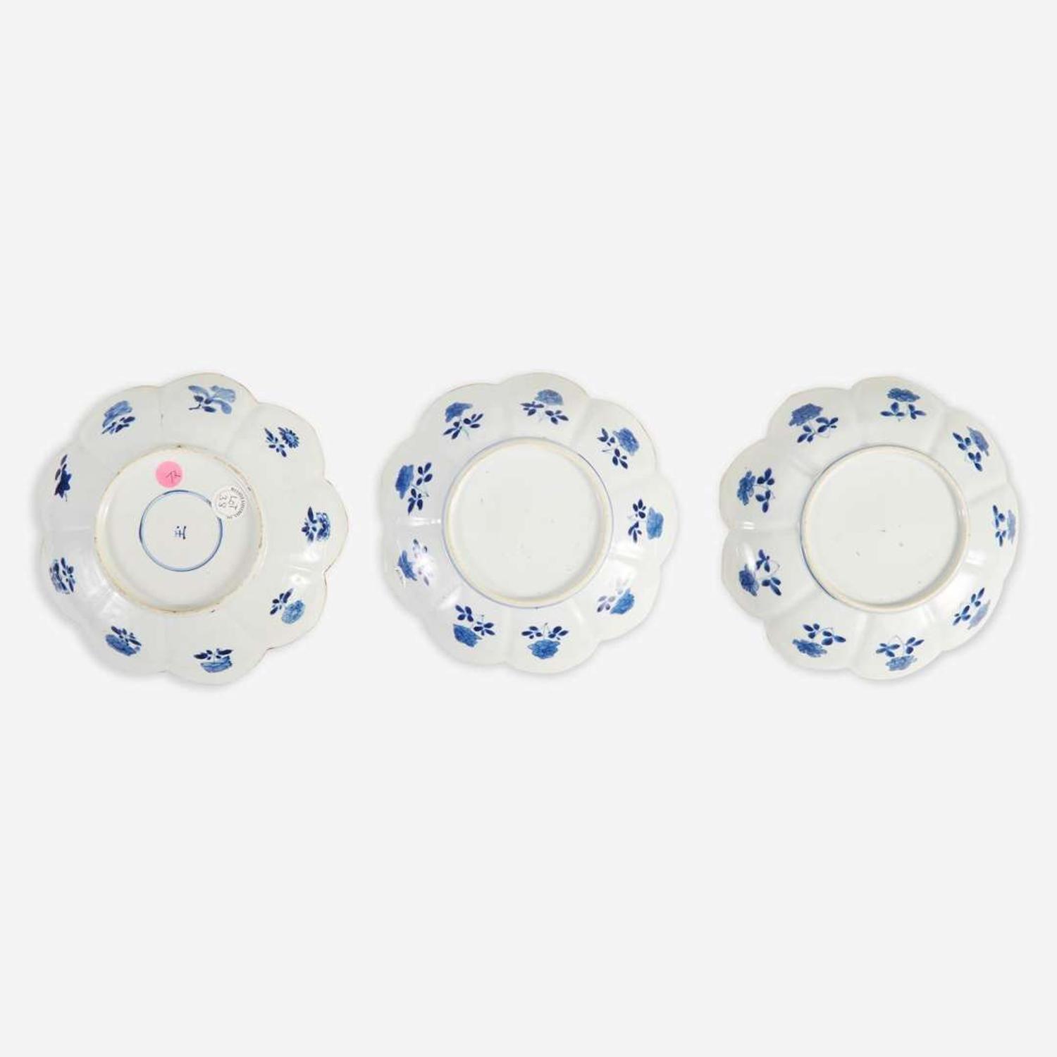 A group of three Chinese blue and white porcelain lotus-form dishes 莲瓣青花瓷一组三件 Kangxi period ? ??