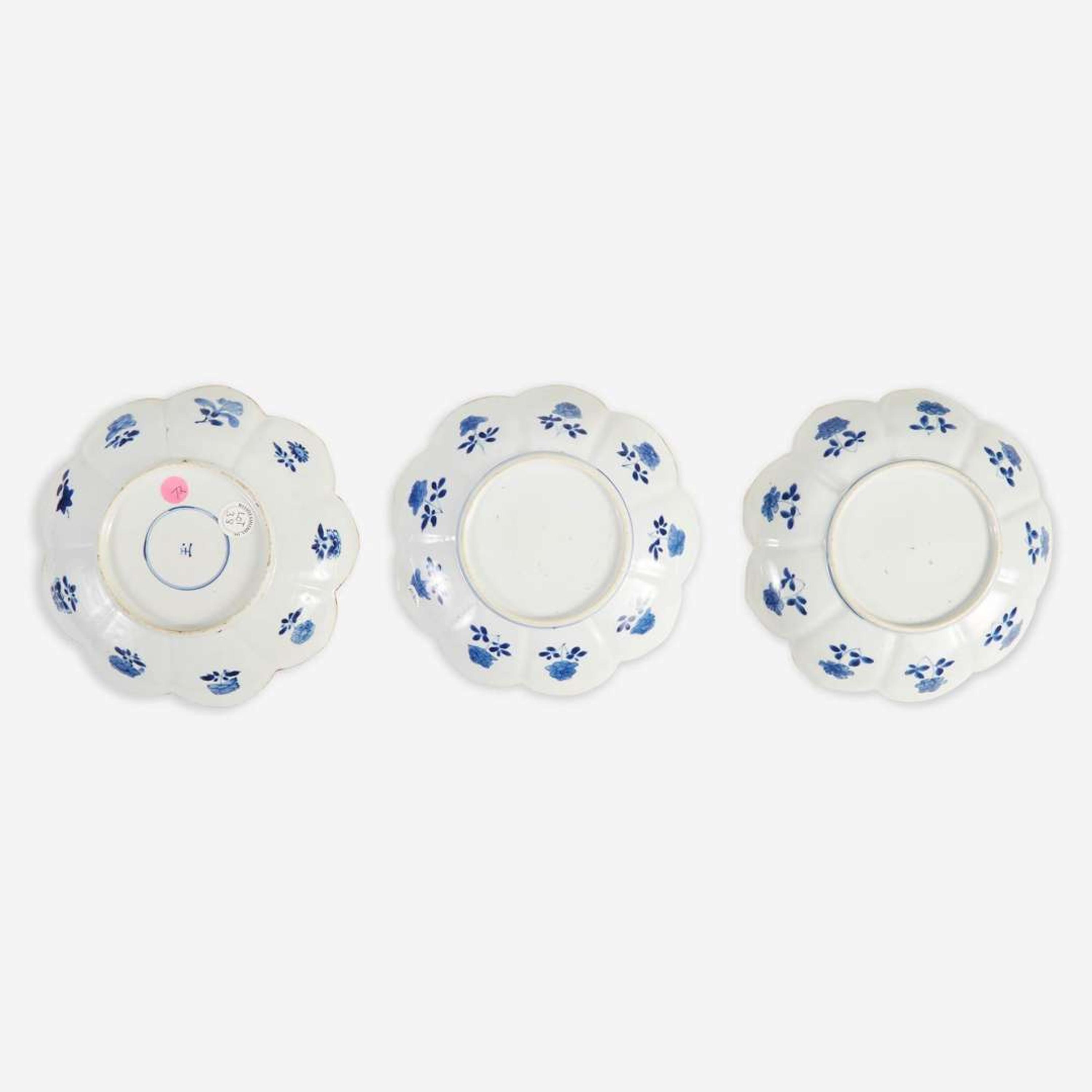 A group of three Chinese blue and white porcelain lotus-form dishes 莲瓣青花瓷一组三件 Kangxi period ? ??