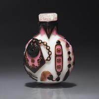 A Chinese Two-Color Glass Overlay Snuff Bottle, Qing Dynasty, 19th Century — 清晚期 涅白地套雙色料博古圖鼻煙壺
