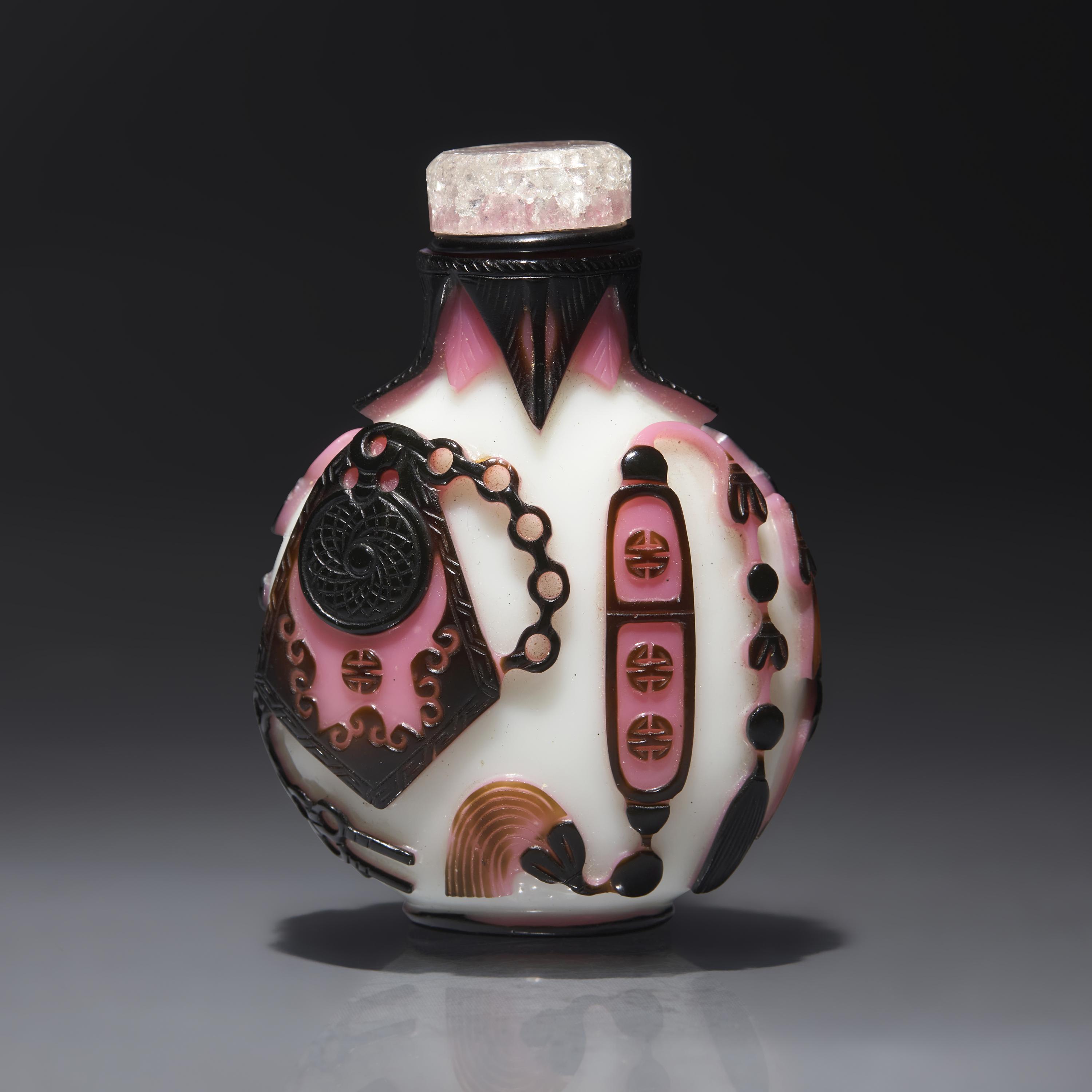 A Chinese Two-Color Glass Overlay Snuff Bottle, Qing Dynasty, 19th Century — 清晚期 涅白地套雙色料博古圖鼻煙壺