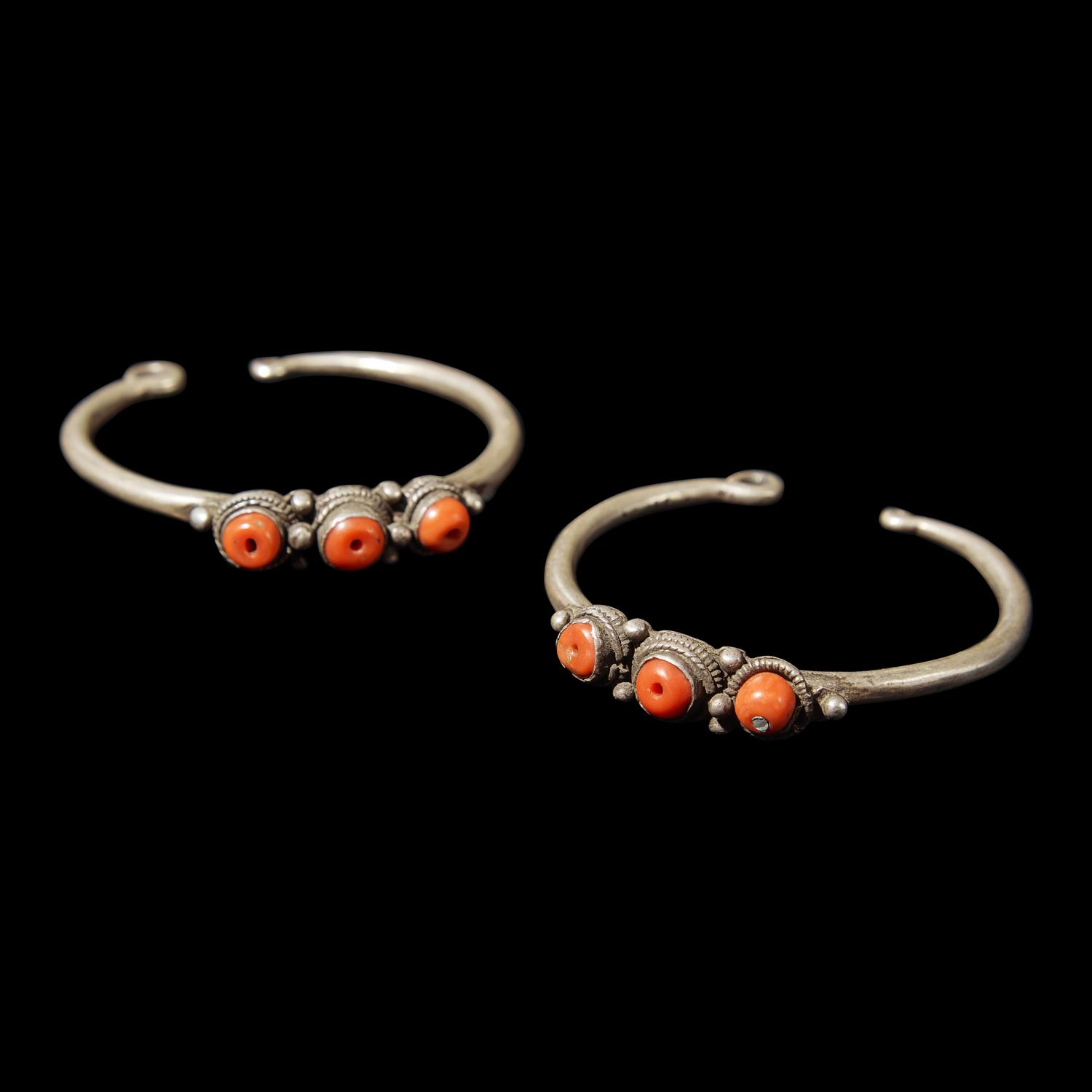 Seven Chinese Semiprecious Stone-Inset Silver Jewelry Items 嵌寶銀首飾一組