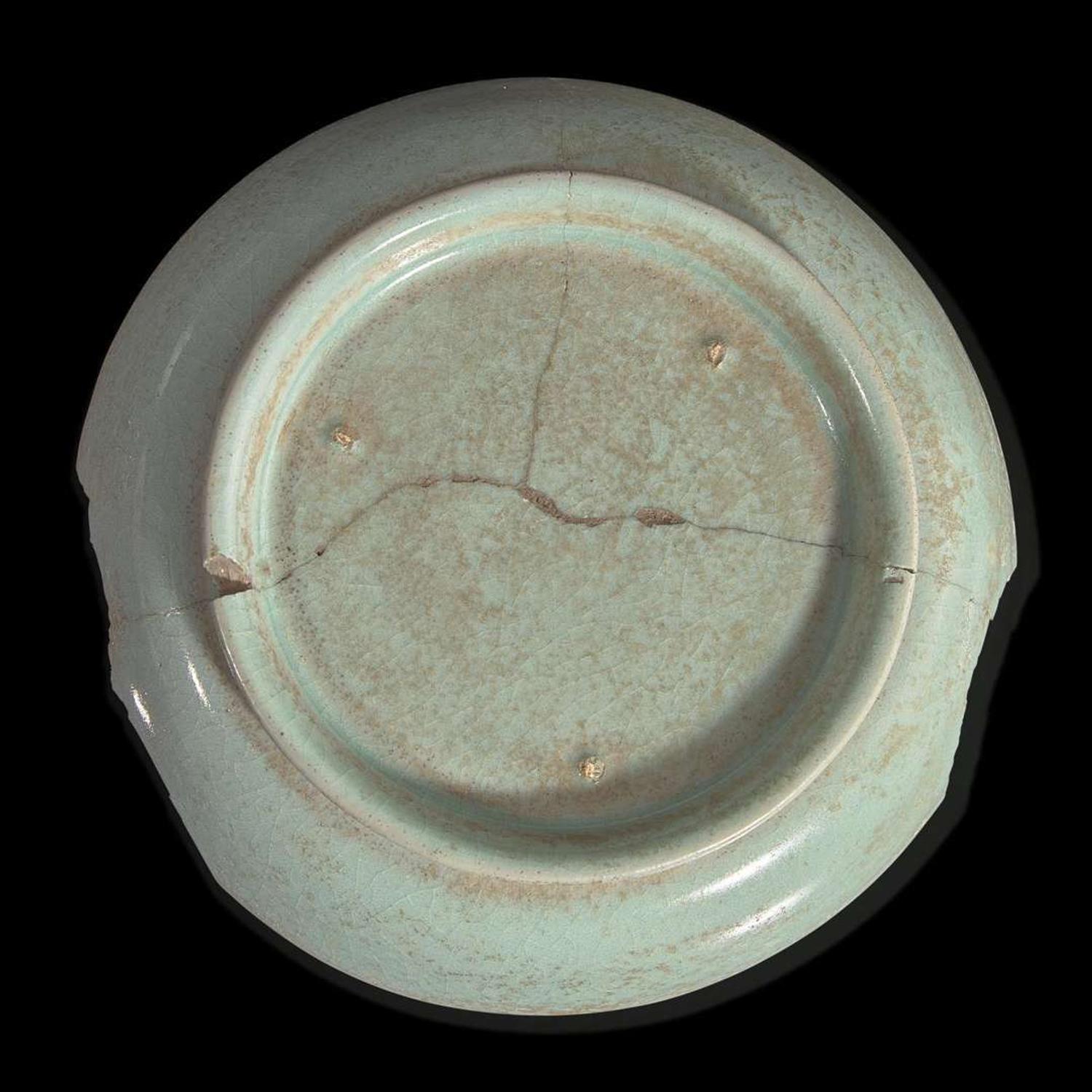 A Chinese Ru style pale blue-glazed dish or brushwasher 汝窑风格青瓷盘