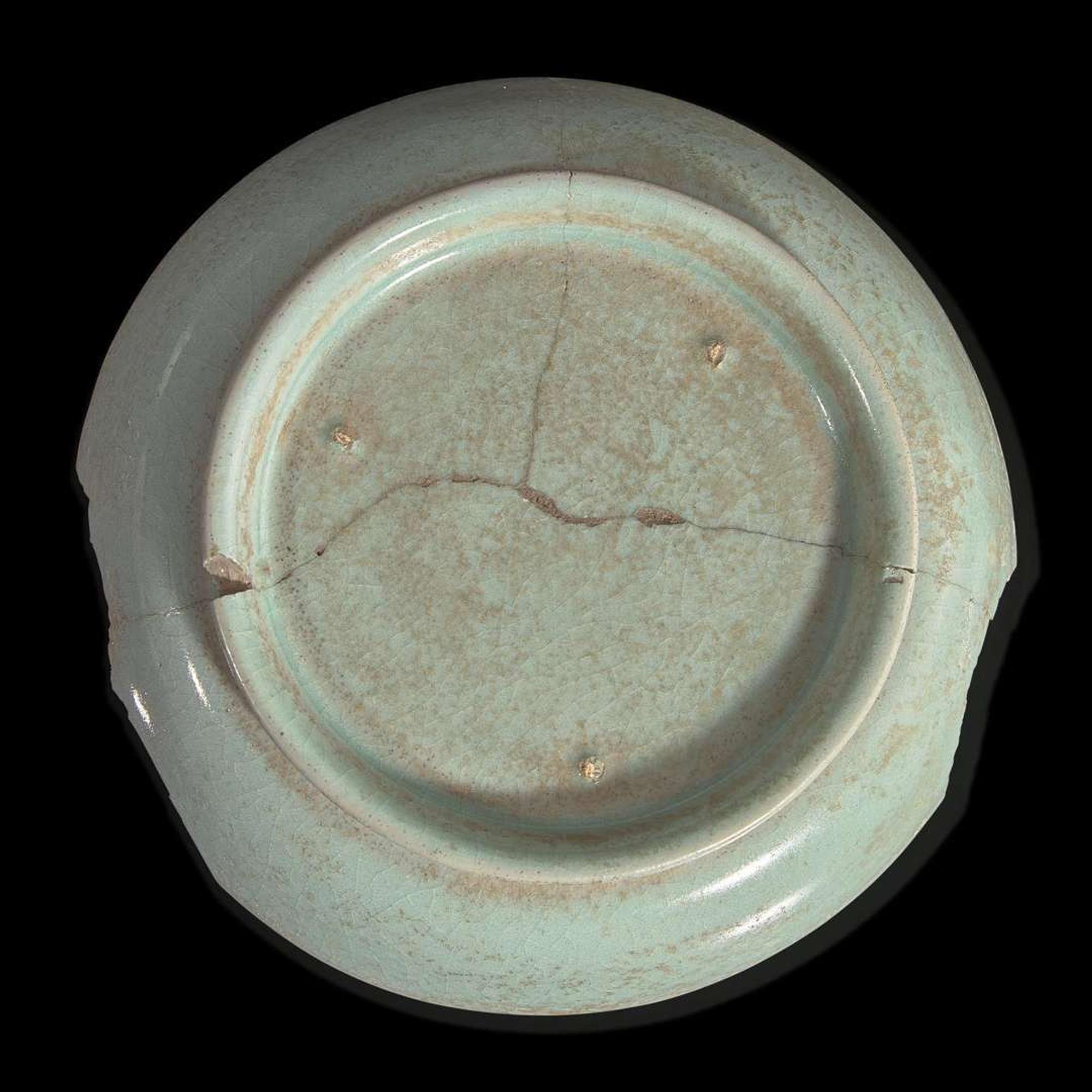 A Chinese Ru style pale blue-glazed dish or brushwasher 汝窑风格青瓷盘